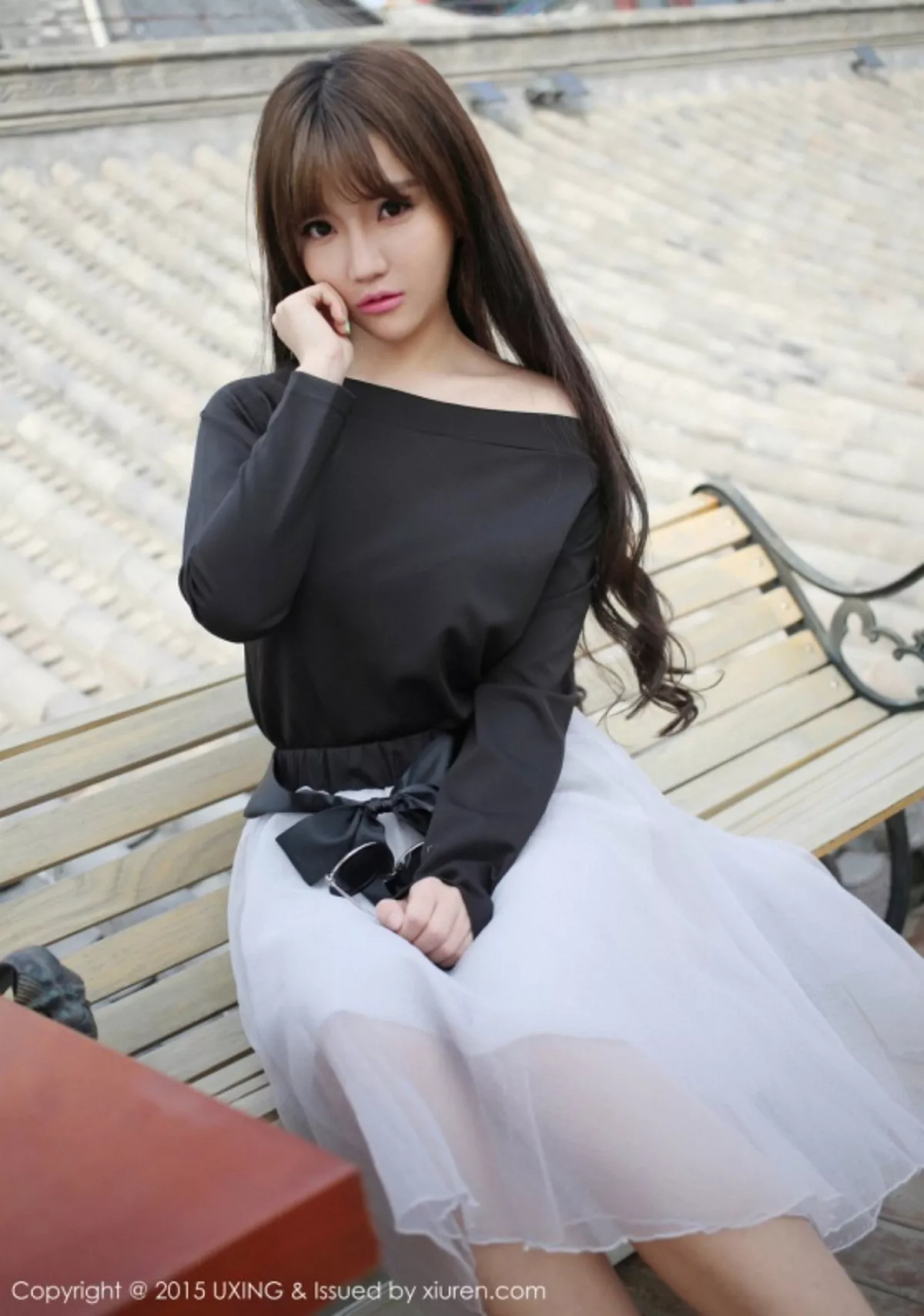 秀人集.com_[UXING优星馆]Vol.007_新人嫩模艾西Ashley白色上衣秀豪乳清新性感写真52P