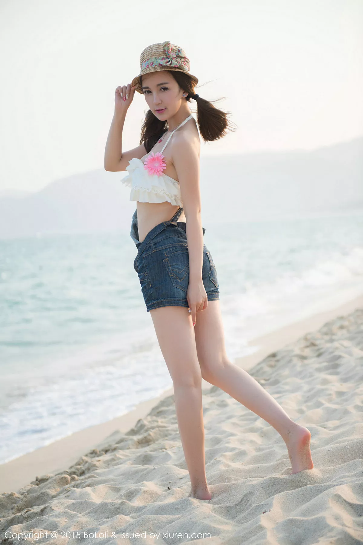 秀人集.com_[BoLoli波萝社]Vol.015_嫩模小潘鼠三亚旅拍吊带牛仔裙完美身材丰满写真80P
