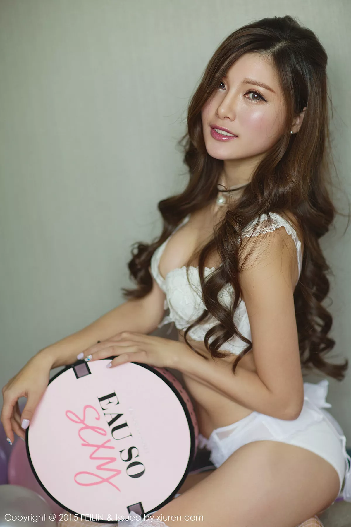 秀人集.com_[FeiLin嗲囡囡]Vol.001_嫩模奶茶-Emily白色内衣丰满美胸靓丽美颜写真50P