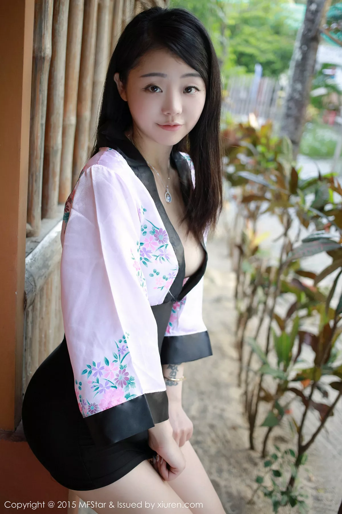 秀人集.com_[MFStar模范学院]Vol.014_嫩模佘贝拉bella长滩旅拍粉红比基尼秀完美身材50P