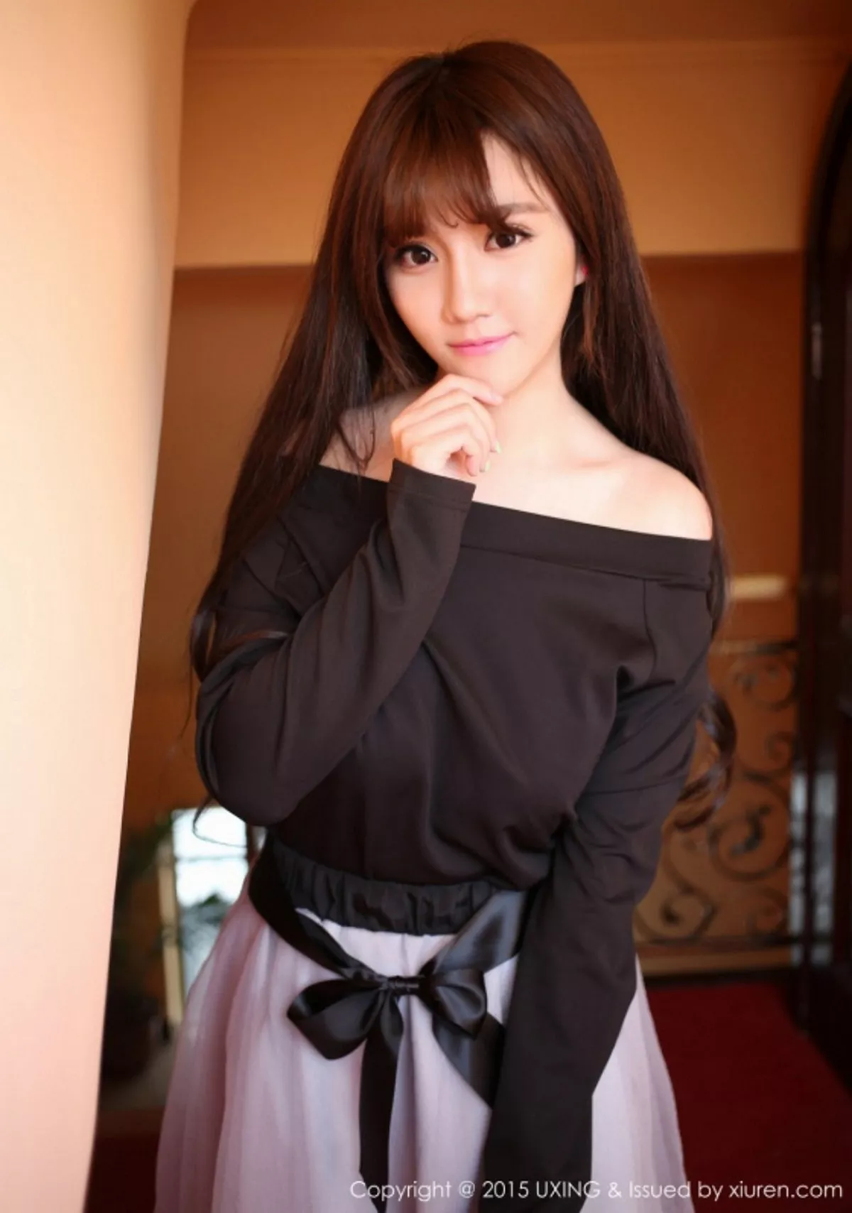 秀人集.com_[UXING优星馆]Vol.007_新人嫩模艾西Ashley白色上衣秀豪乳清新性感写真52P