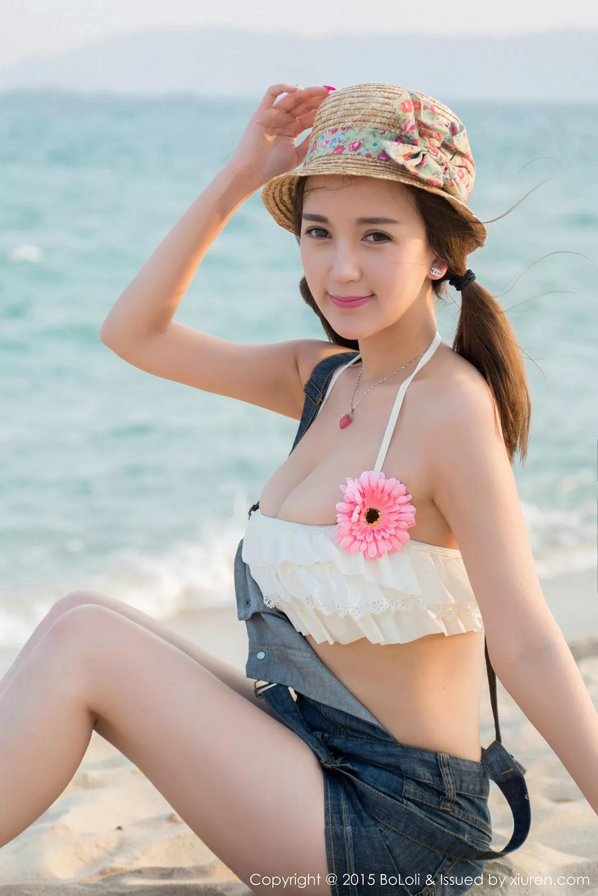 秀人集.com_[BoLoli波萝社]Vol.015_嫩模小潘鼠三亚旅拍吊带牛仔裙完美身材丰满写真80P