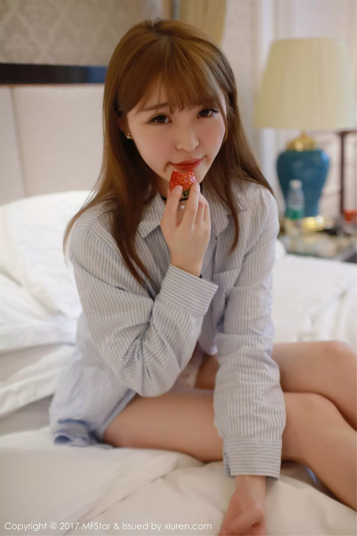 秀人集.com_[MFStar模范学院]Vol.096_嫩模伊小七MoMo敞开条子衬衣半脱草莓内裤性感写真60P