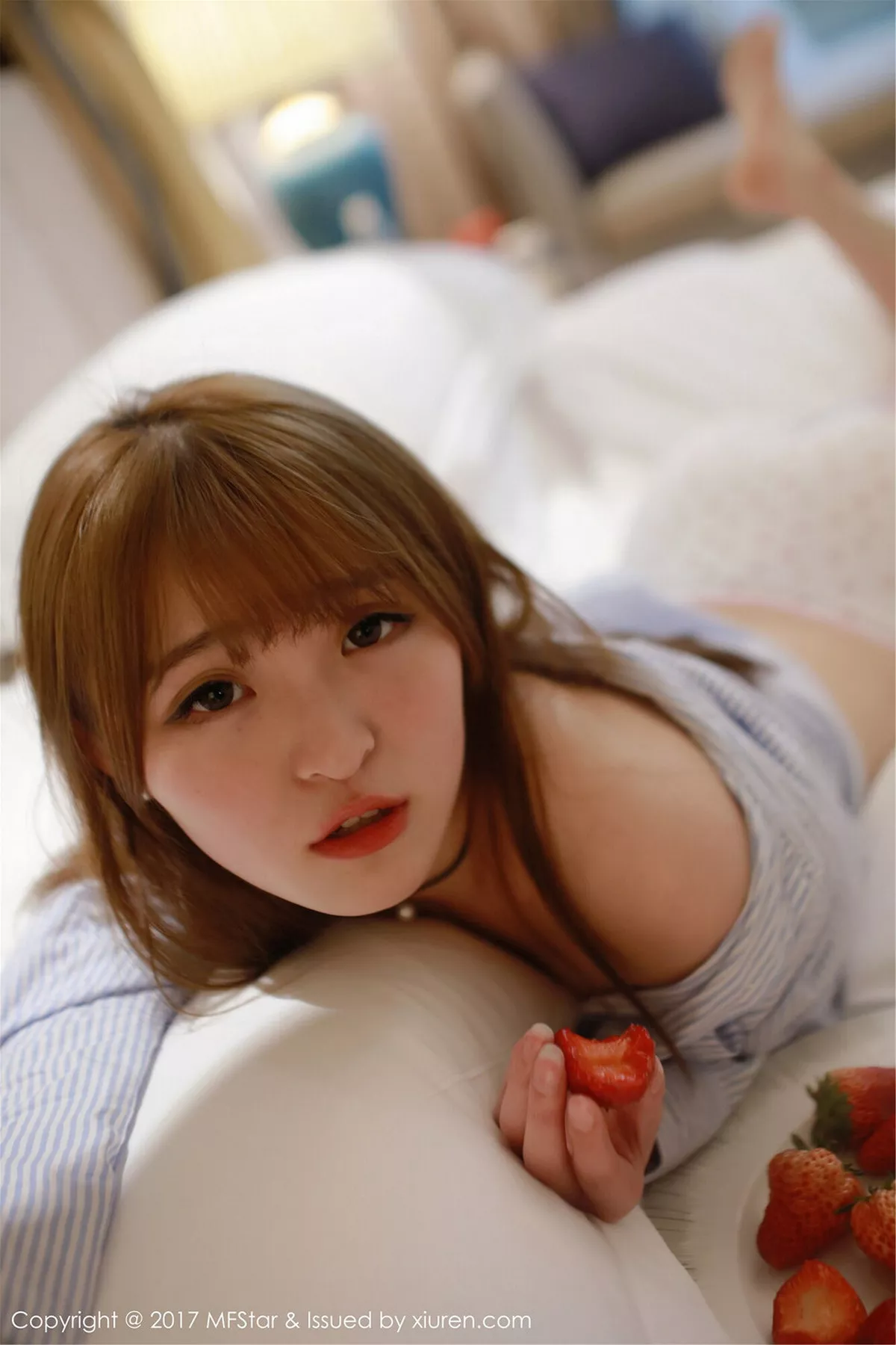 秀人集.com_[MFStar模范学院]Vol.096_嫩模伊小七MoMo敞开条子衬衣半脱草莓内裤性感写真60P