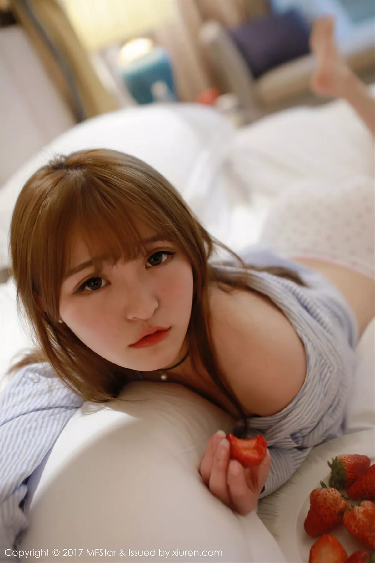 秀人集.com_[MFStar模范学院]Vol.096_嫩模伊小七MoMo敞开条子衬衣半脱草莓内裤性感写真60P