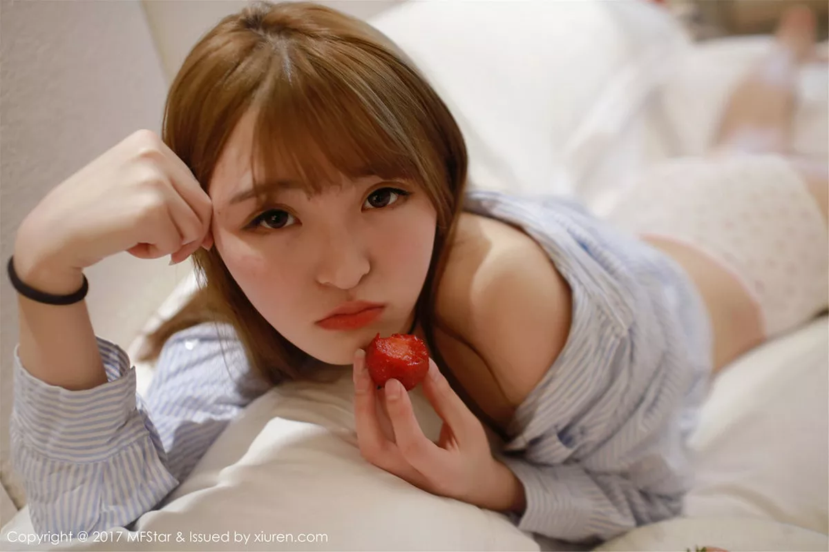 秀人集.com_[MFStar模范学院]Vol.096_嫩模伊小七MoMo敞开条子衬衣半脱草莓内裤性感写真60P