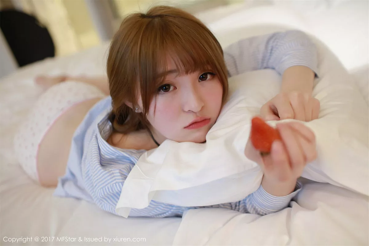 秀人集.com_[MFStar模范学院]Vol.096_嫩模伊小七MoMo敞开条子衬衣半脱草莓内裤性感写真60P