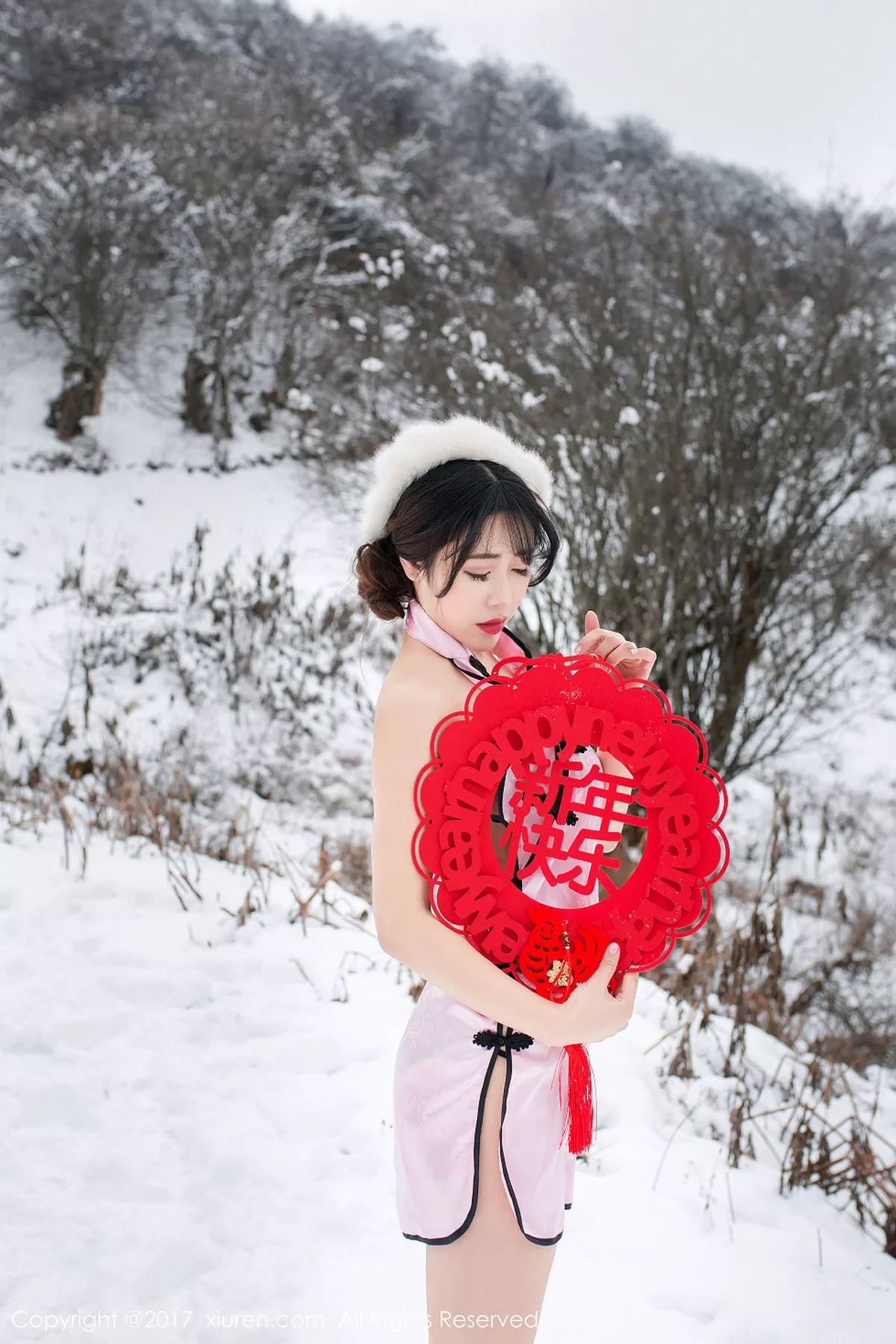 秀人集.com_[XiuRen秀人网]No.686_嫩模兜豆靓Youlina雪地里粉红旗袍秀美乳翘臀新年福利诱惑写真50P