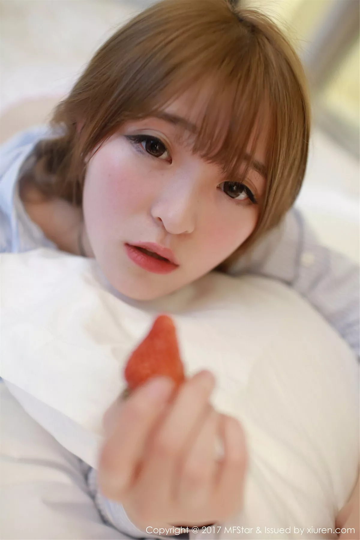 秀人集.com_[MFStar模范学院]Vol.096_嫩模伊小七MoMo敞开条子衬衣半脱草莓内裤性感写真60P