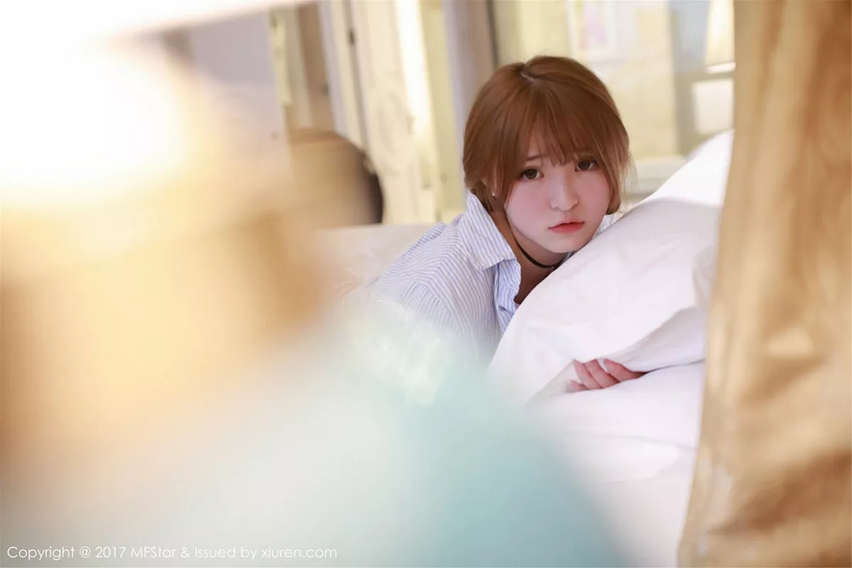 秀人集.com_[MFStar模范学院]Vol.096_嫩模伊小七MoMo敞开条子衬衣半脱草莓内裤性感写真60P