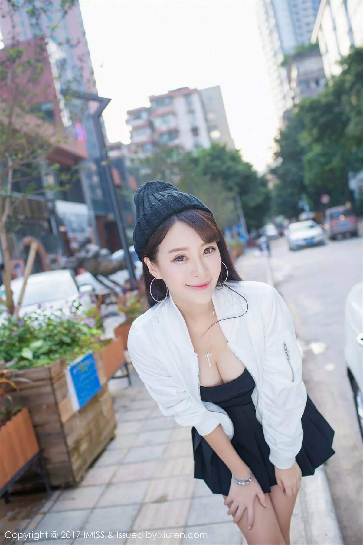 秀人集.com_[IMISS爱蜜社]Vol.163_嫩模王曼妮好Q粉红牛仔吊带裤秀完美身材清新街拍写真46P