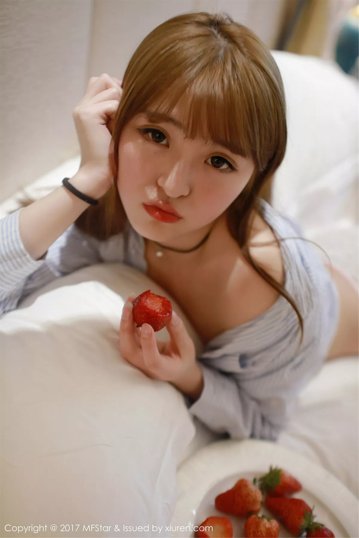 秀人集.com_[MFStar模范学院]Vol.096_嫩模伊小七MoMo敞开条子衬衣半脱草莓内裤性感写真60P