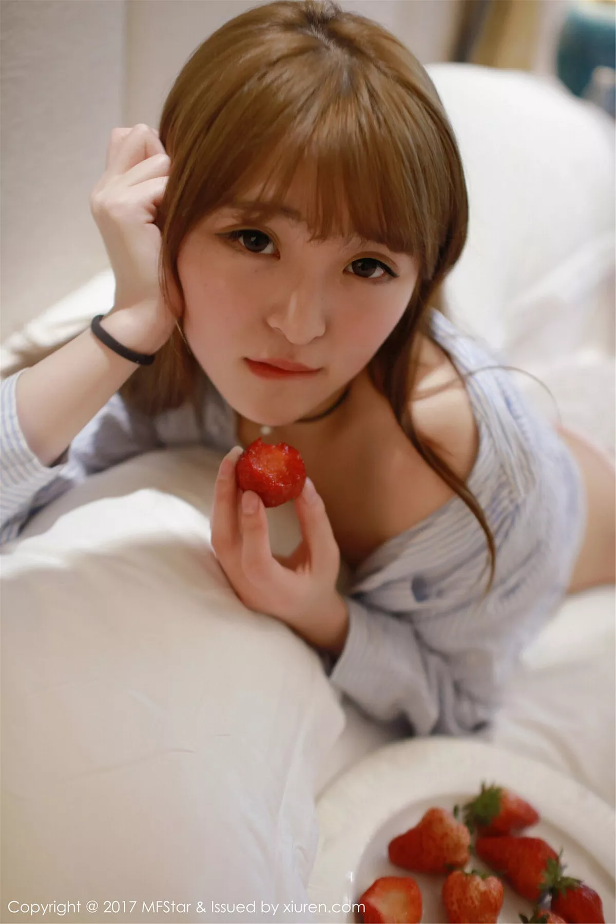 秀人集.com_[MFStar模范学院]Vol.096_嫩模伊小七MoMo敞开条子衬衣半脱草莓内裤性感写真60P