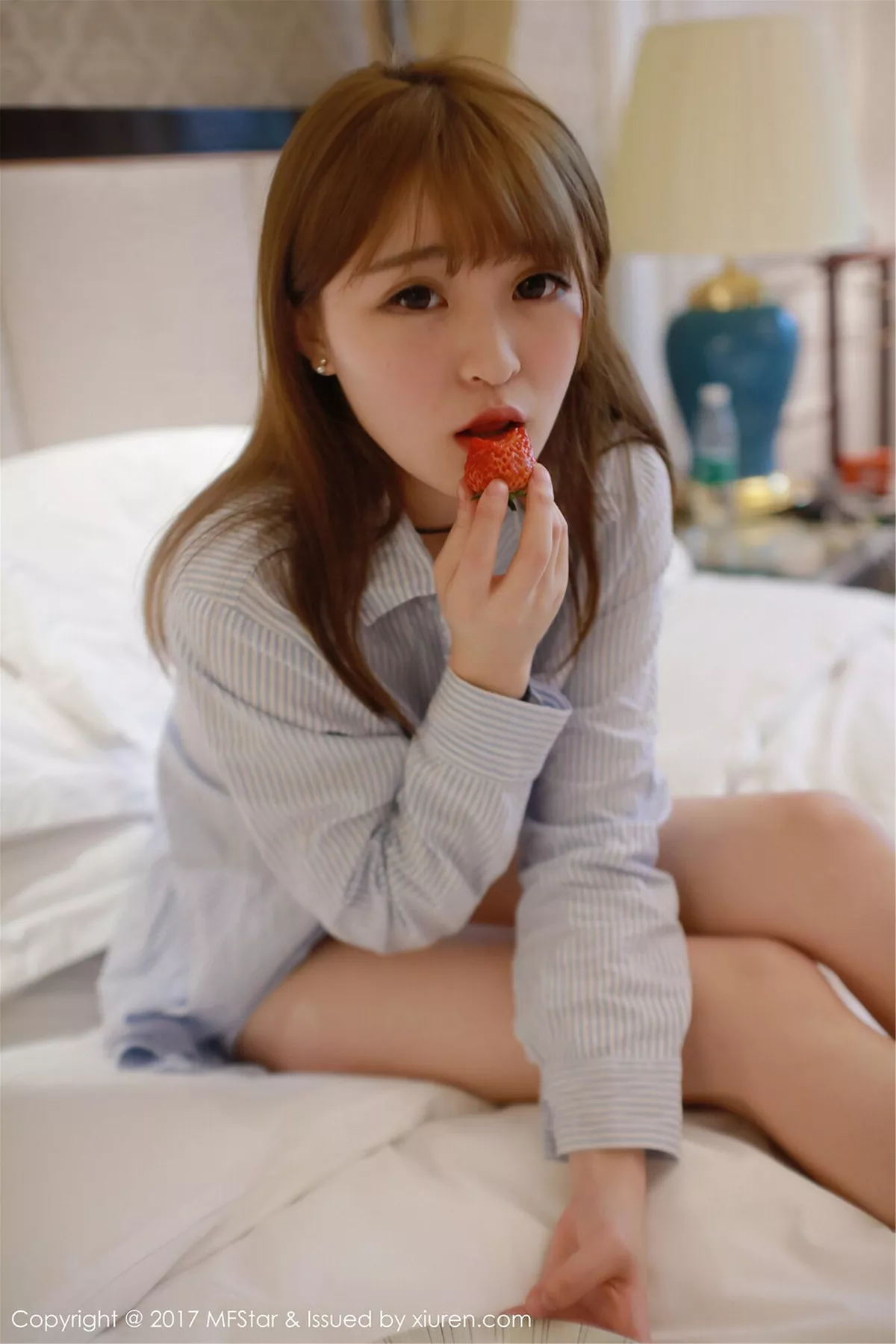 秀人集.com_[MFStar模范学院]Vol.096_嫩模伊小七MoMo敞开条子衬衣半脱草莓内裤性感写真60P