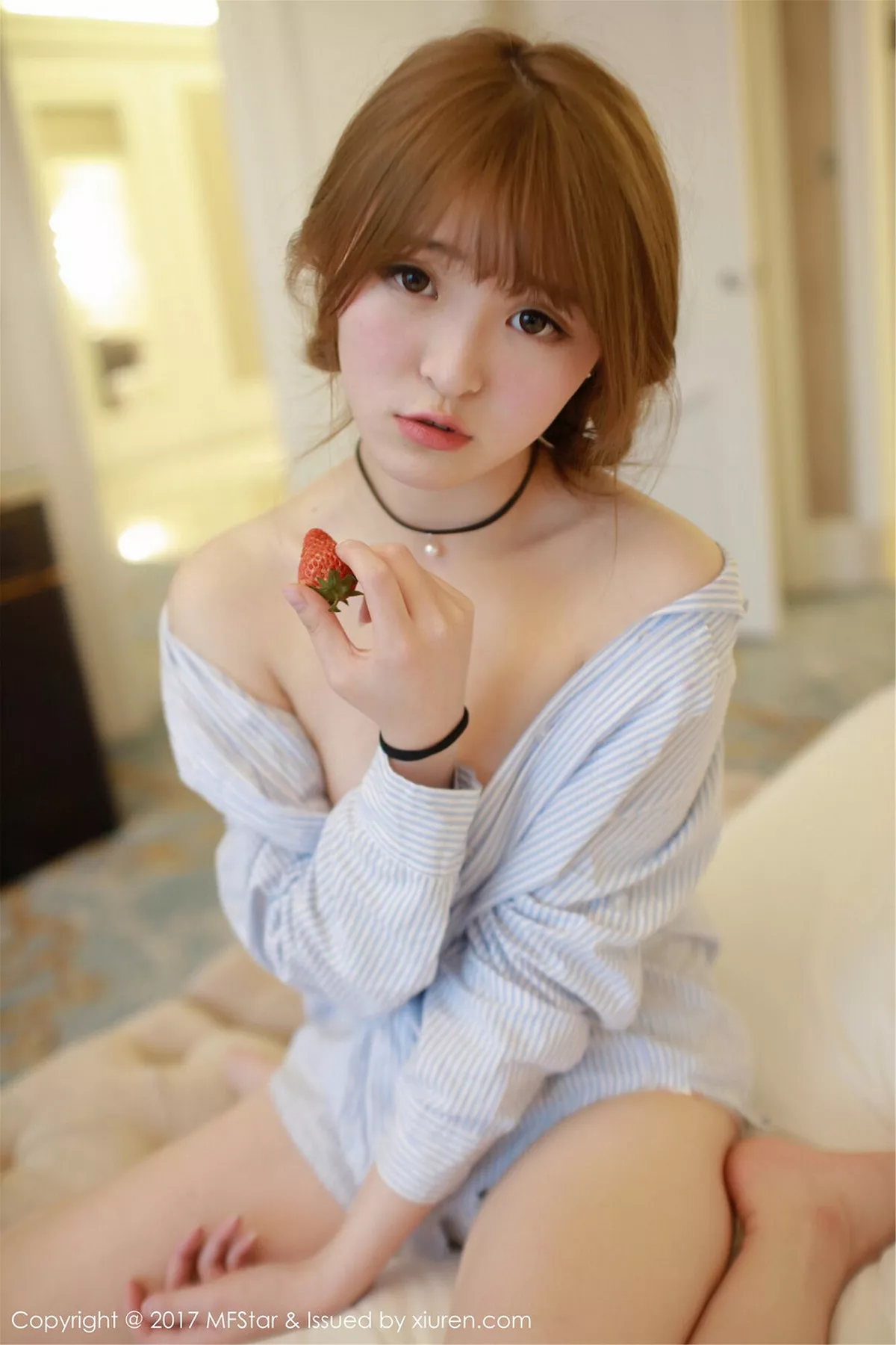 秀人集.com_[MFStar模范学院]Vol.096_嫩模伊小七MoMo敞开条子衬衣半脱草莓内裤性感写真60P