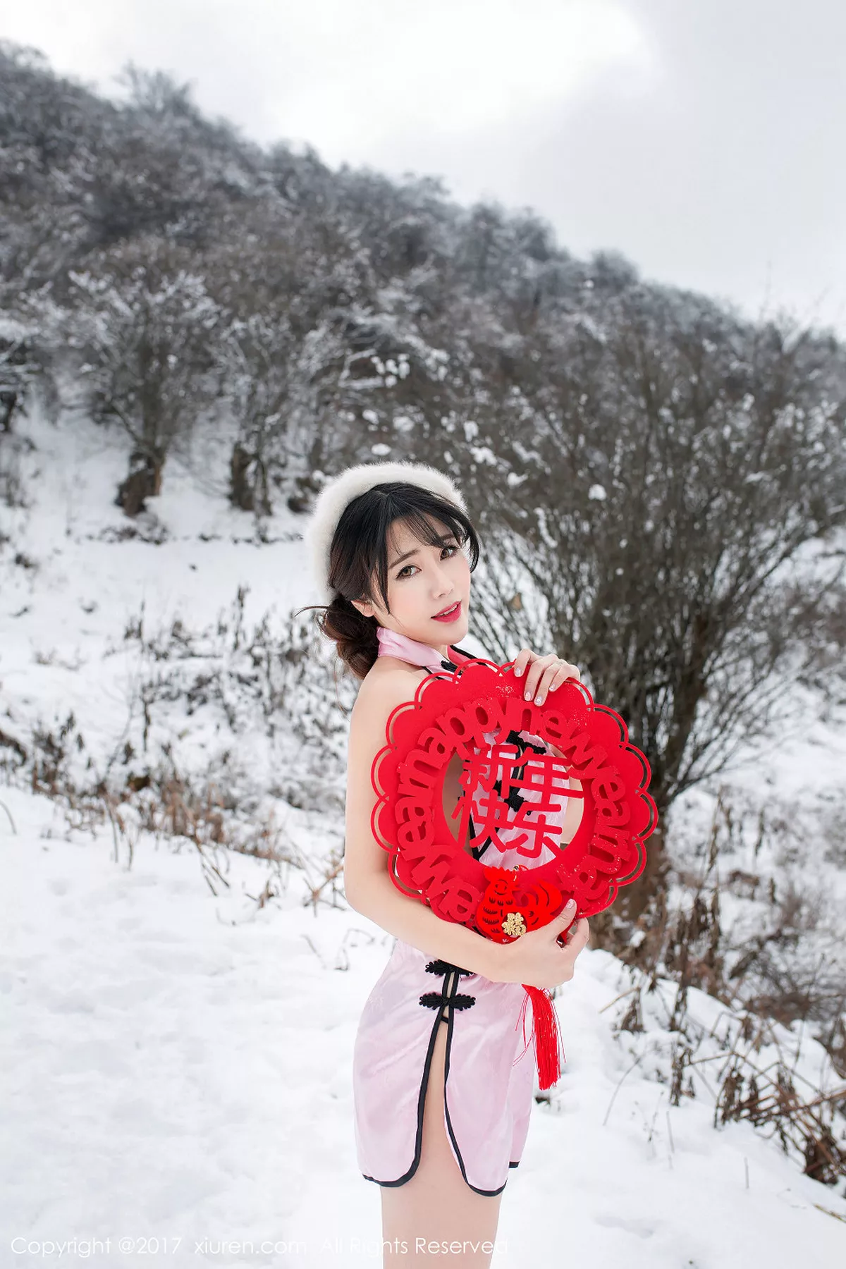 秀人集.com_[XiuRen秀人网]No.686_嫩模兜豆靓Youlina雪地里粉红旗袍秀美乳翘臀新年福利诱惑写真50P