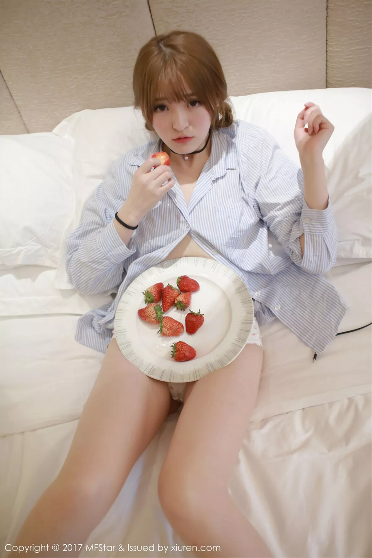 秀人集.com_[MFStar模范学院]Vol.096_嫩模伊小七MoMo敞开条子衬衣半脱草莓内裤性感写真60P