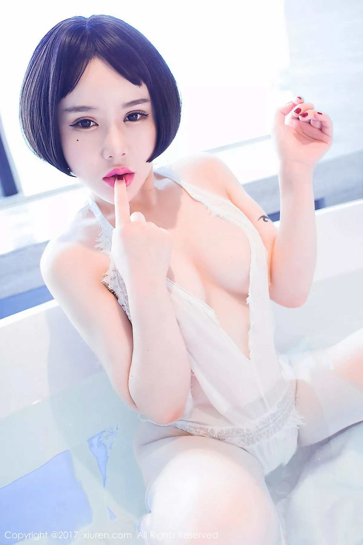 秀人集.com_[XiuRen秀人网]No.770_短发嫩模佑熙白色蕾丝边情趣内衣浴缸里湿身诱惑写真56P