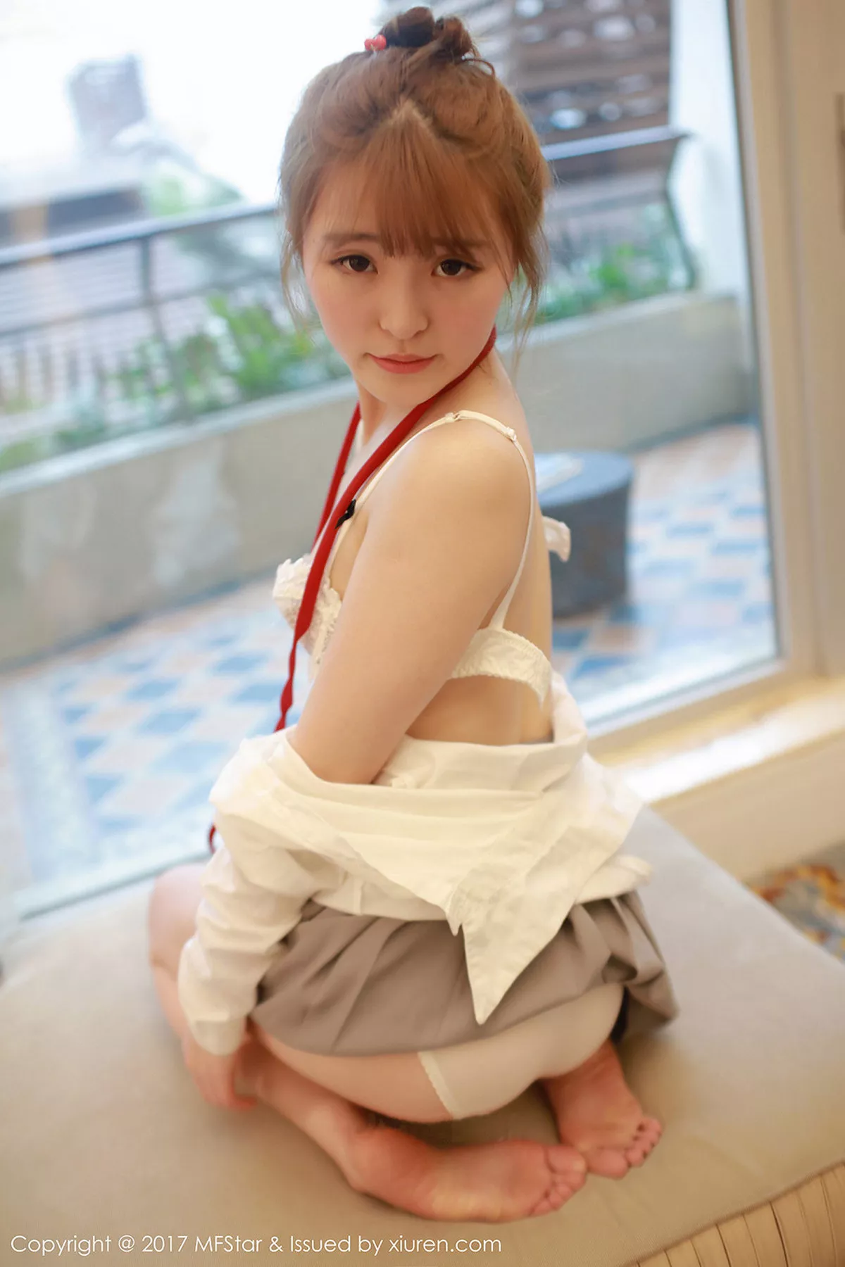 秀人集.com_[MFStar模范学院]Vol.098_嫩模伊小七MoMo学生装性感短裙半脱内裤撩人诱惑写真47P