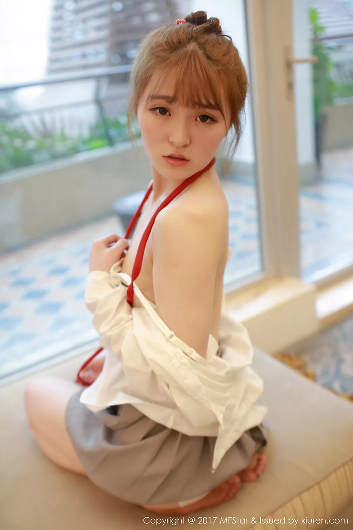 秀人集.com_[MFStar模范学院]Vol.098_嫩模伊小七MoMo学生装性感短裙半脱内裤撩人诱惑写真47P