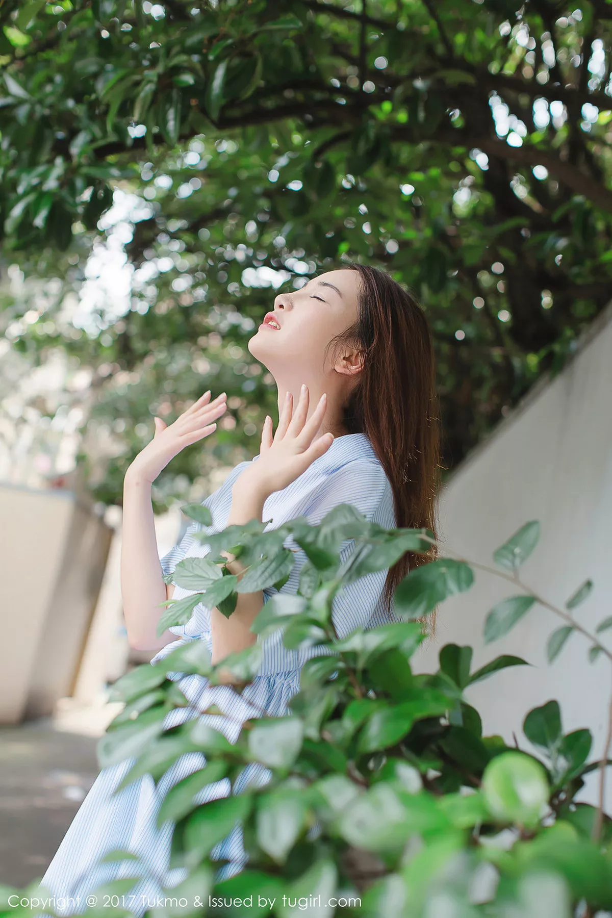 秀人集.com_[Tukmo兔几盟]Vol.099_新人妹子绵绵户外清爽连身裙西瓜外拍阳光甜美写真40P
