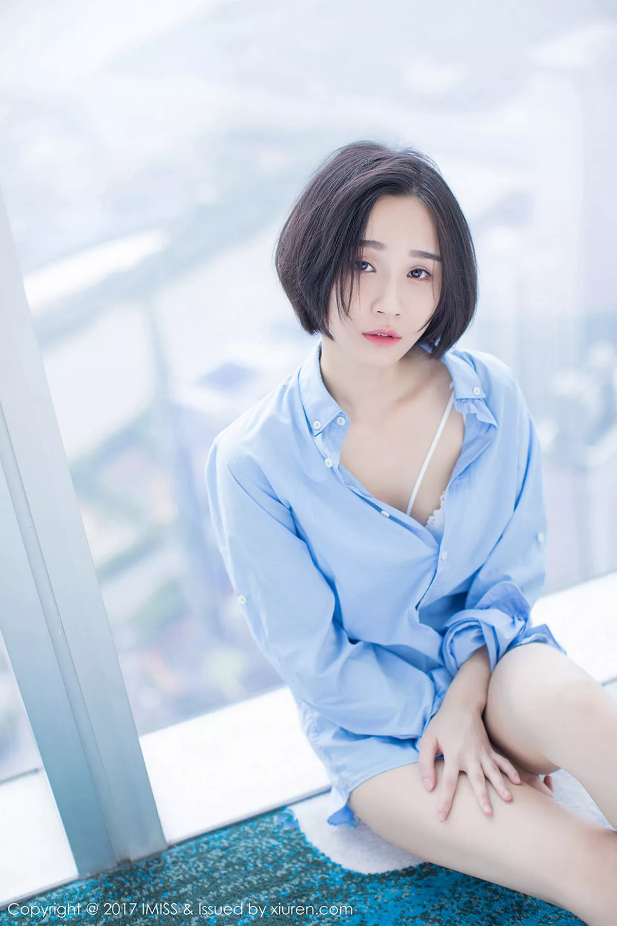 秀人集.com_[IMISS爱蜜社]Vol.178_模特Livia清爽蓝色衬衣+白色蕾丝腿袜秀完美身材性感写真49P