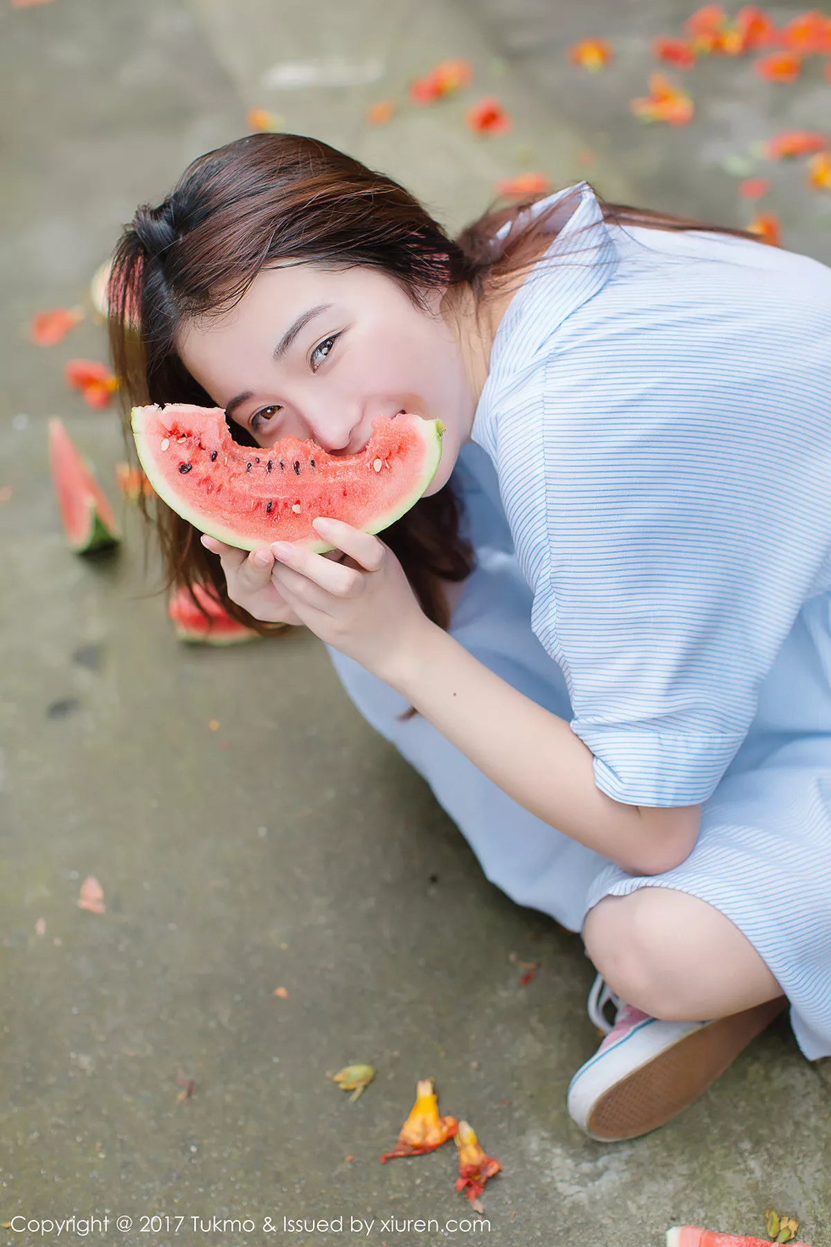 秀人集.com_[Tukmo兔几盟]Vol.099_新人妹子绵绵户外清爽连身裙西瓜外拍阳光甜美写真40P