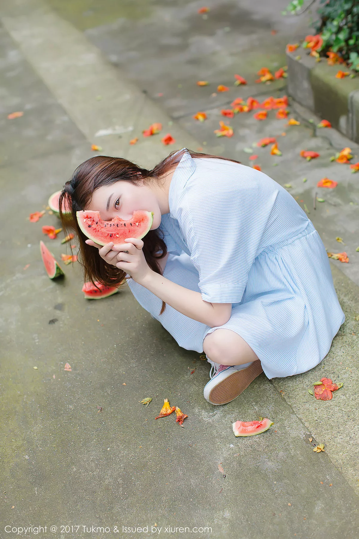秀人集.com_[Tukmo兔几盟]Vol.099_新人妹子绵绵户外清爽连身裙西瓜外拍阳光甜美写真40P