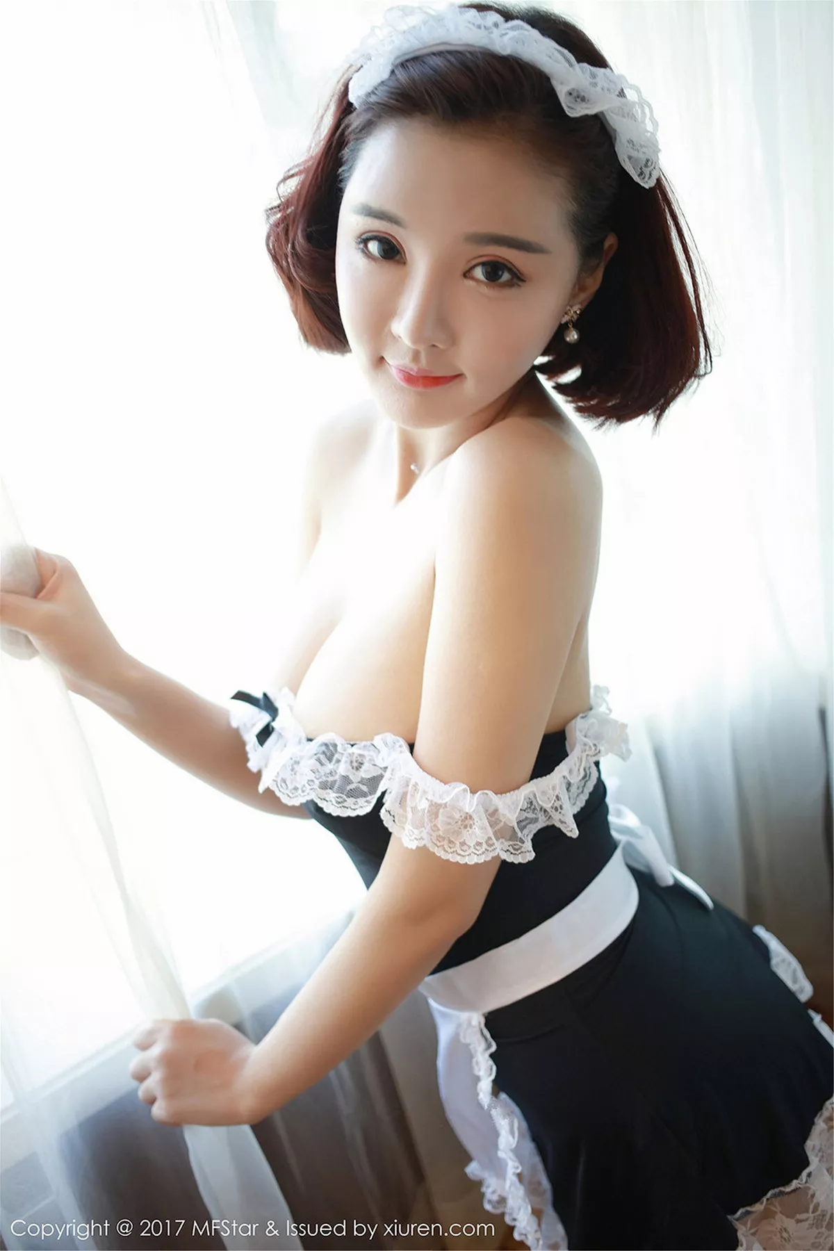 秀人集.com_[MFStar模范学院]Vol.100_嫩模佳佳JiaJia居家性感女仆装半脱秀白嫩豪乳诱惑写真50P