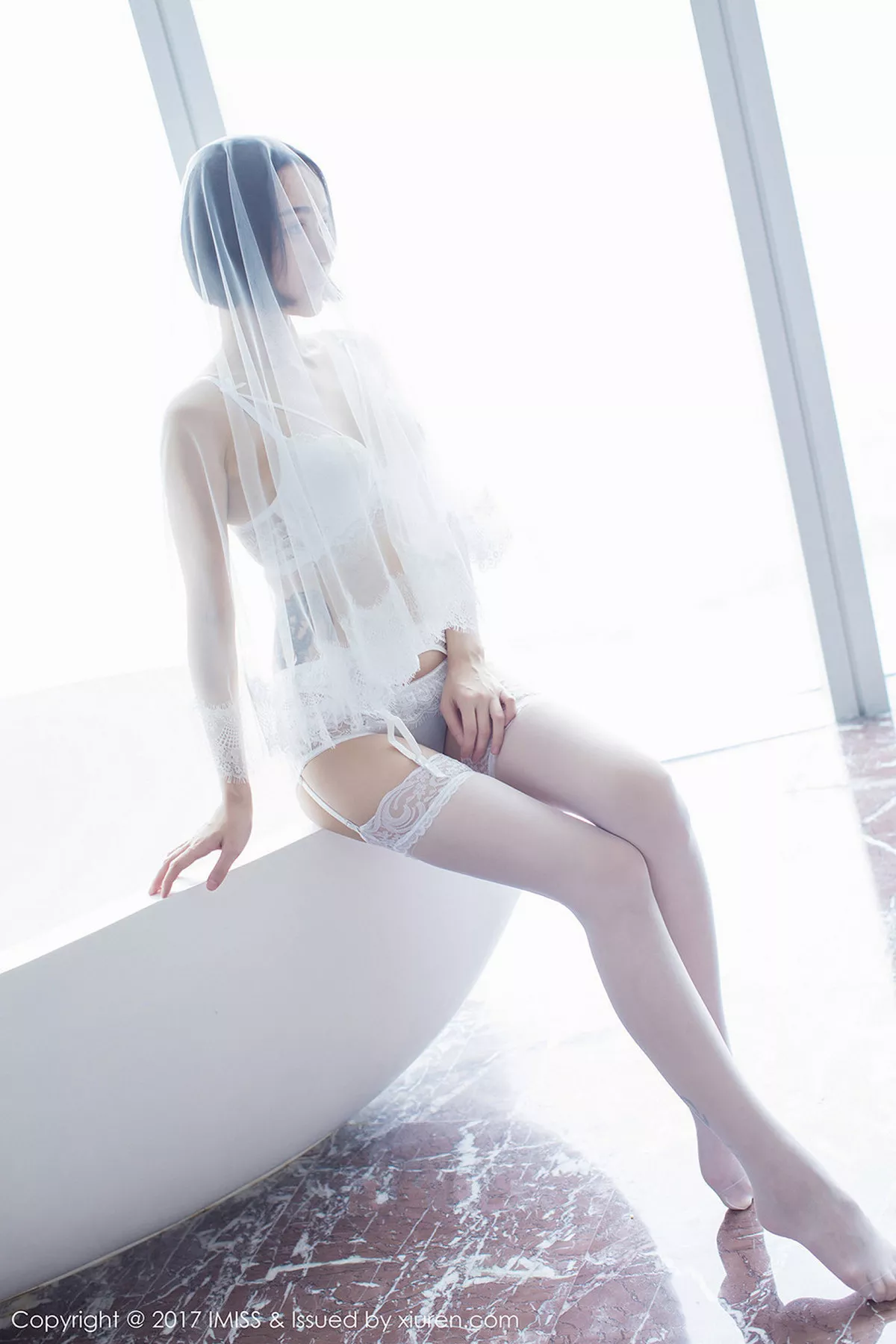 秀人集.com_[IMISS爱蜜社]Vol.178_模特Livia清爽蓝色衬衣+白色蕾丝腿袜秀完美身材性感写真49P