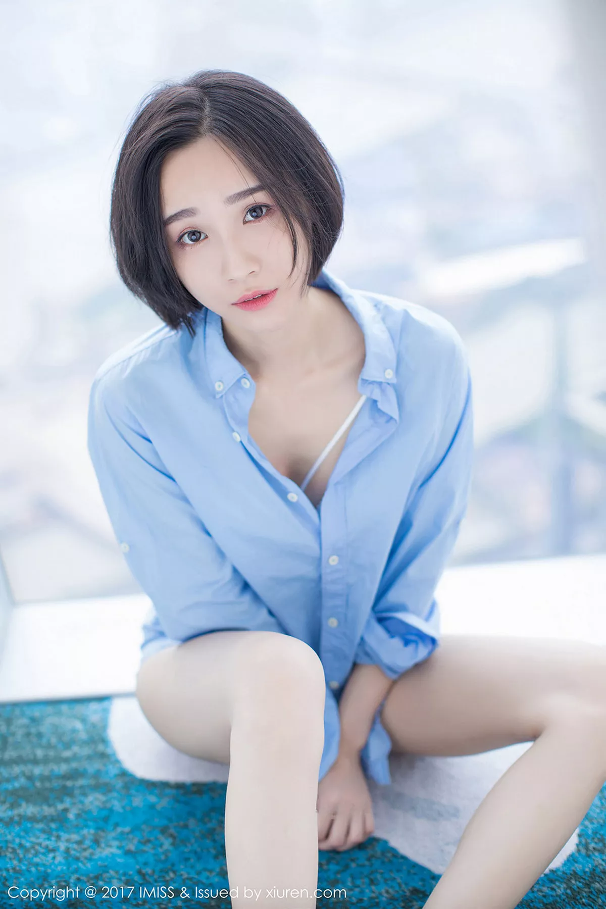 秀人集.com_[IMISS爱蜜社]Vol.178_模特Livia清爽蓝色衬衣+白色蕾丝腿袜秀完美身材性感写真49P