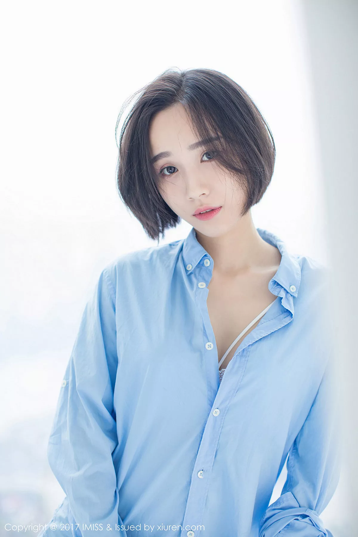 秀人集.com_[IMISS爱蜜社]Vol.178_模特Livia清爽蓝色衬衣+白色蕾丝腿袜秀完美身材性感写真49P