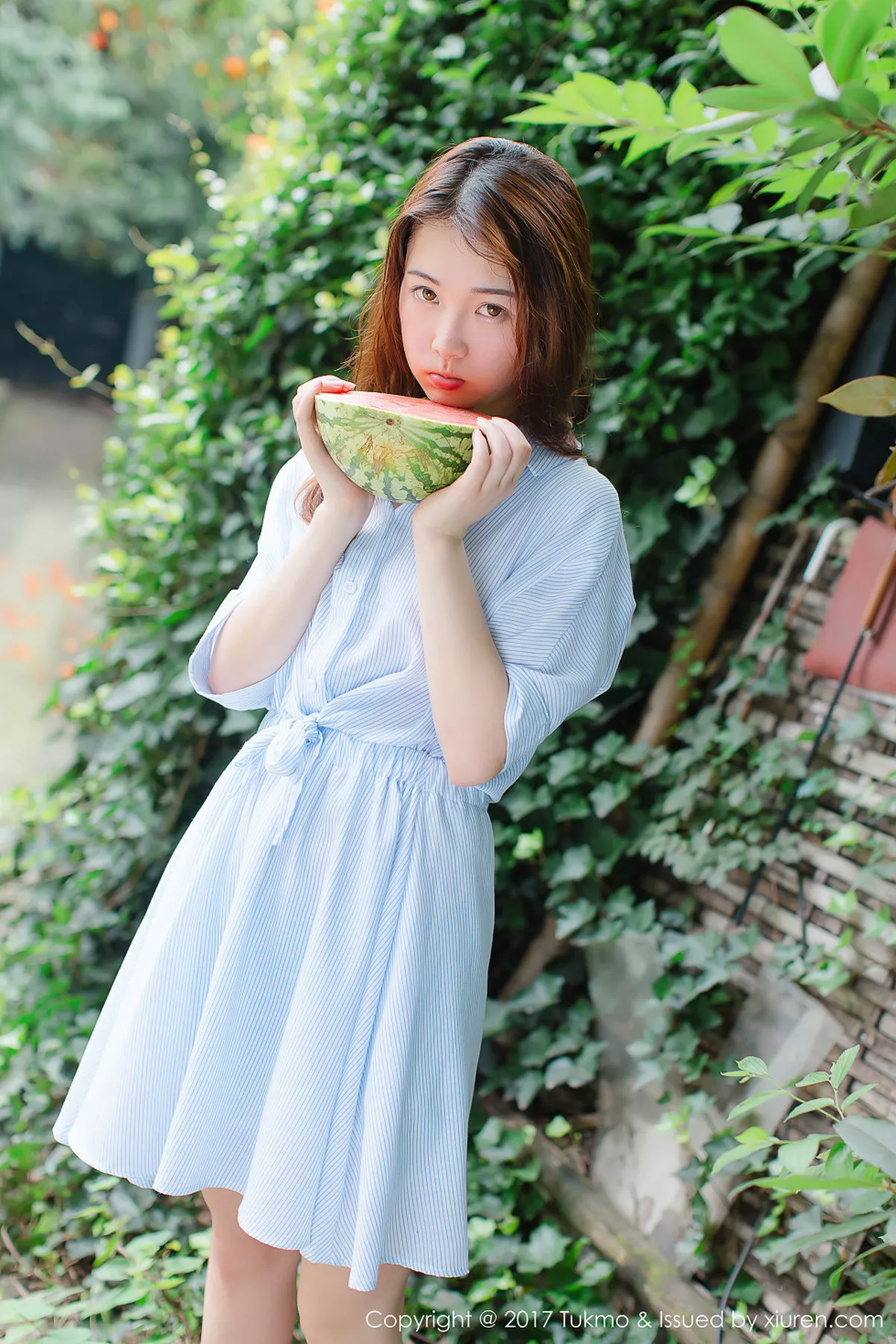 秀人集.com_[Tukmo兔几盟]Vol.099_新人妹子绵绵户外清爽连身裙西瓜外拍阳光甜美写真40P