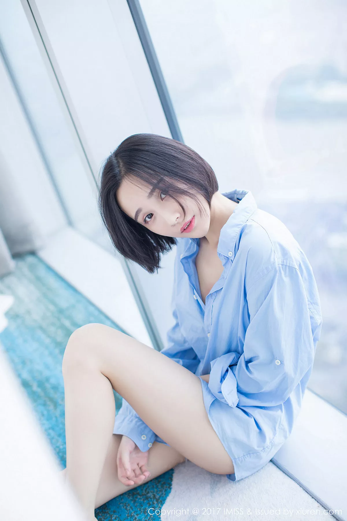 秀人集.com_[IMISS爱蜜社]Vol.178_模特Livia清爽蓝色衬衣+白色蕾丝腿袜秀完美身材性感写真49P