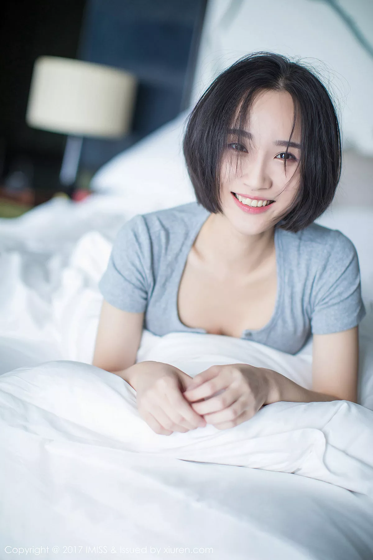 秀人集.com_[IMISS爱蜜社]Vol.178_模特Livia清爽蓝色衬衣+白色蕾丝腿袜秀完美身材性感写真49P