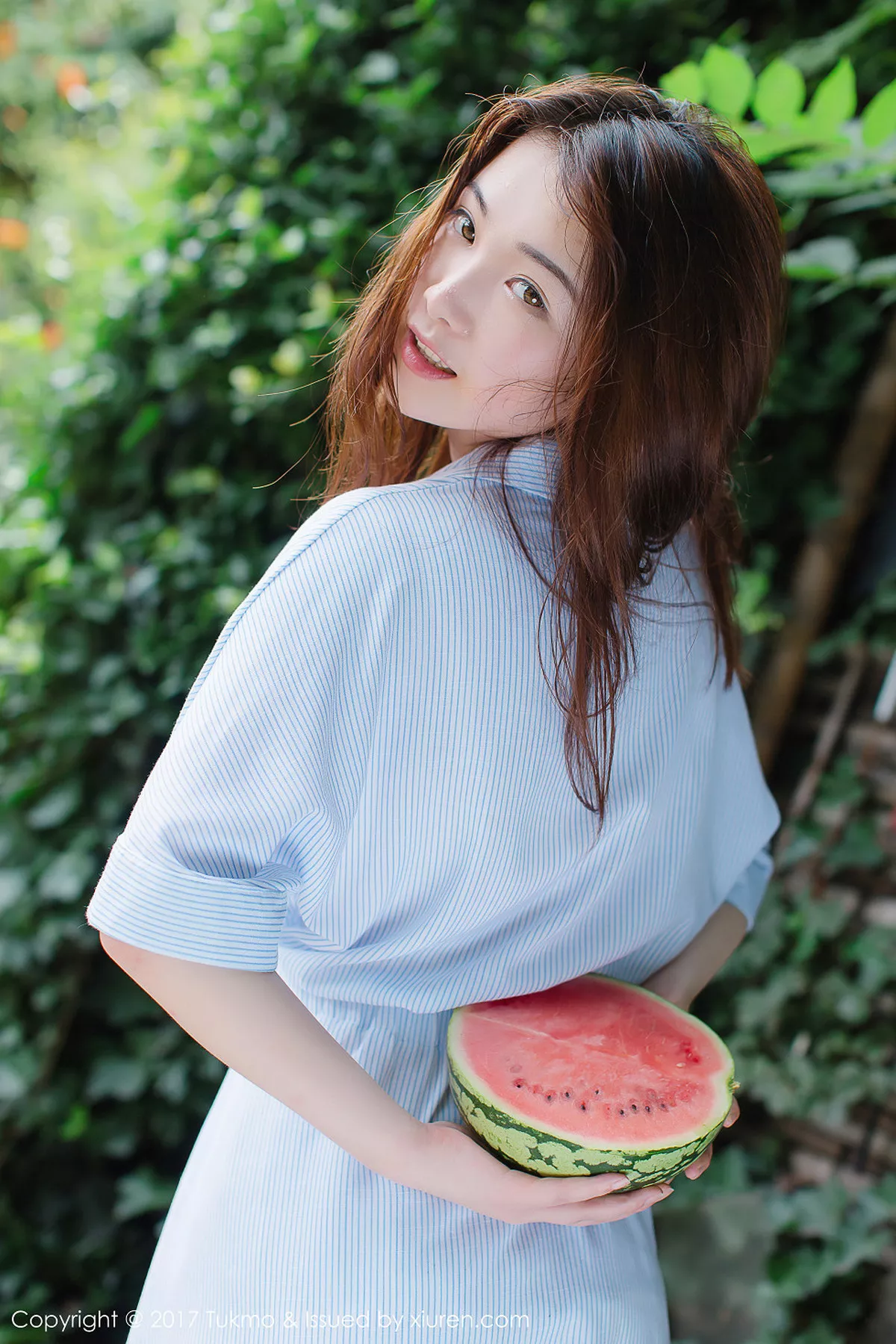 秀人集.com_[Tukmo兔几盟]Vol.099_新人妹子绵绵户外清爽连身裙西瓜外拍阳光甜美写真40P