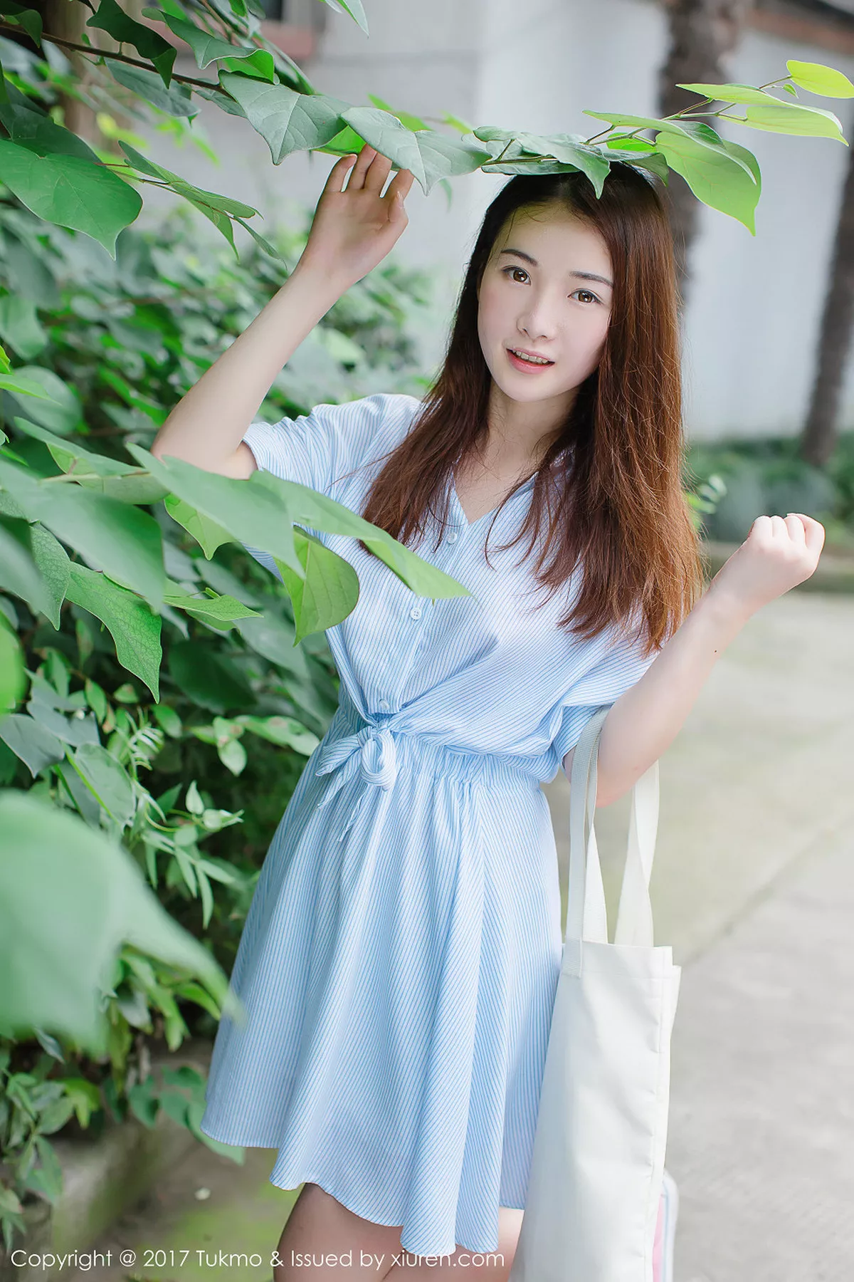 秀人集.com_[Tukmo兔几盟]Vol.099_新人妹子绵绵户外清爽连身裙西瓜外拍阳光甜美写真40P