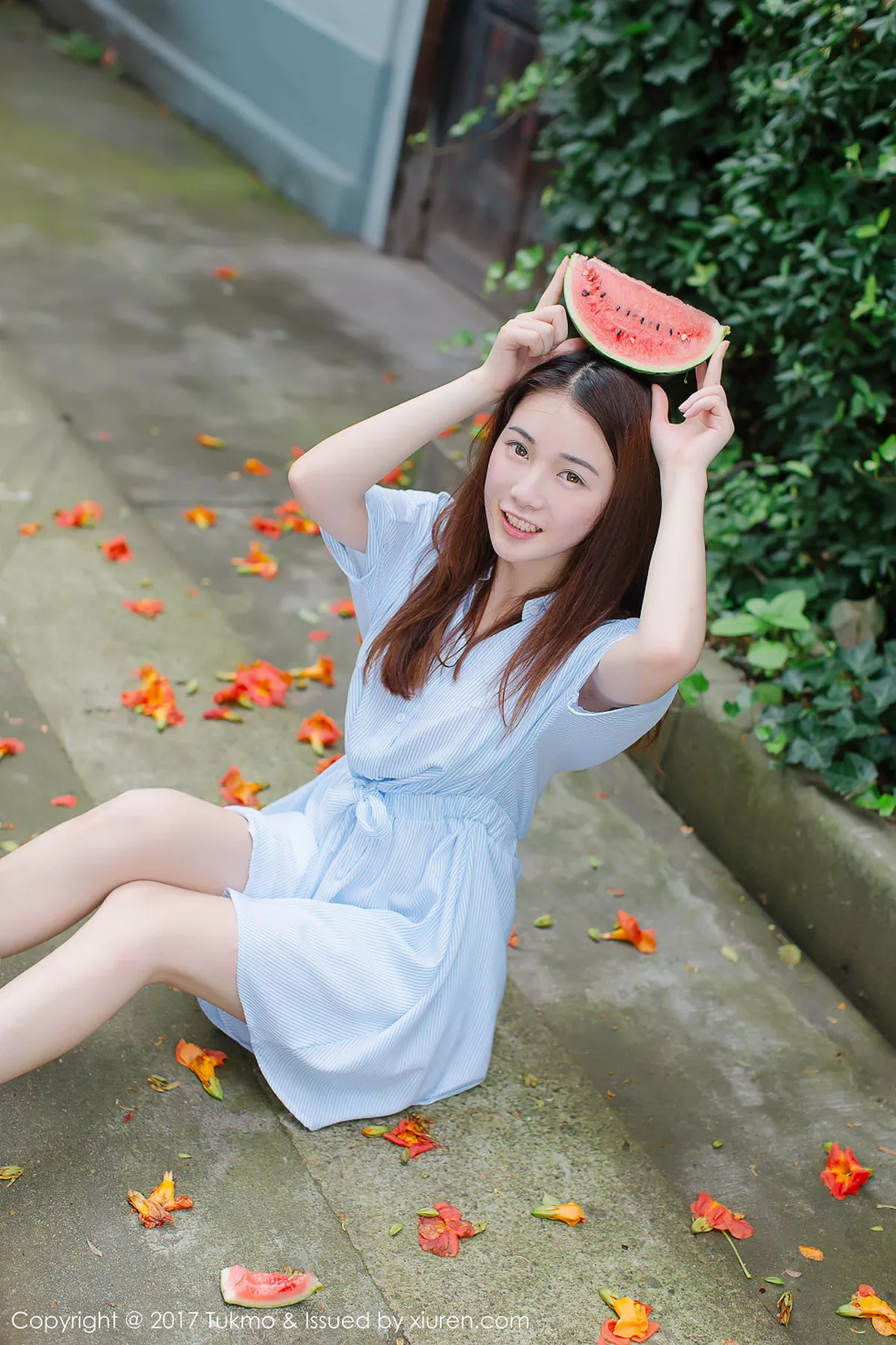 秀人集.com_[Tukmo兔几盟]Vol.099_新人妹子绵绵户外清爽连身裙西瓜外拍阳光甜美写真40P