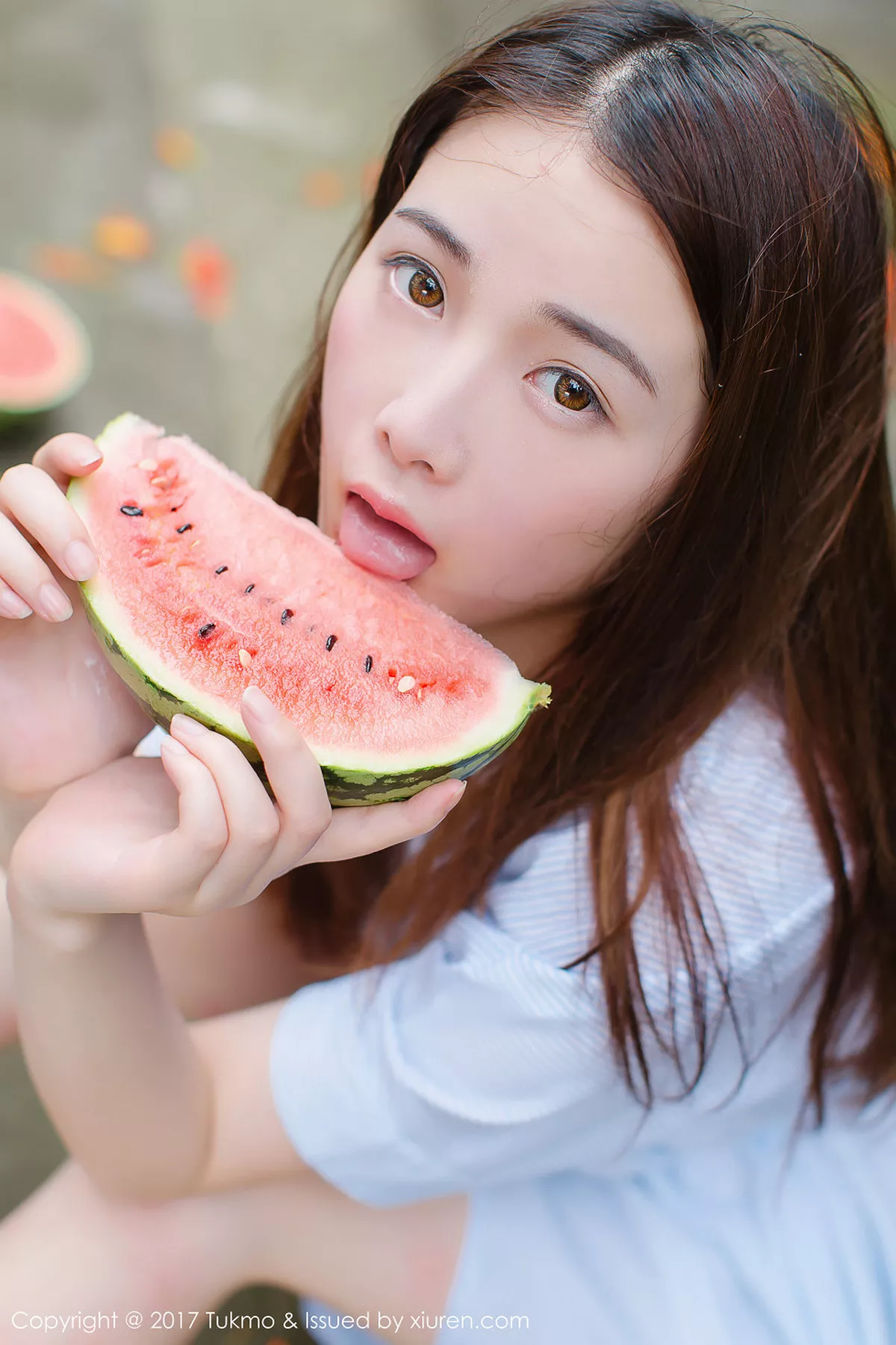秀人集.com_[Tukmo兔几盟]Vol.099_新人妹子绵绵户外清爽连身裙西瓜外拍阳光甜美写真40P