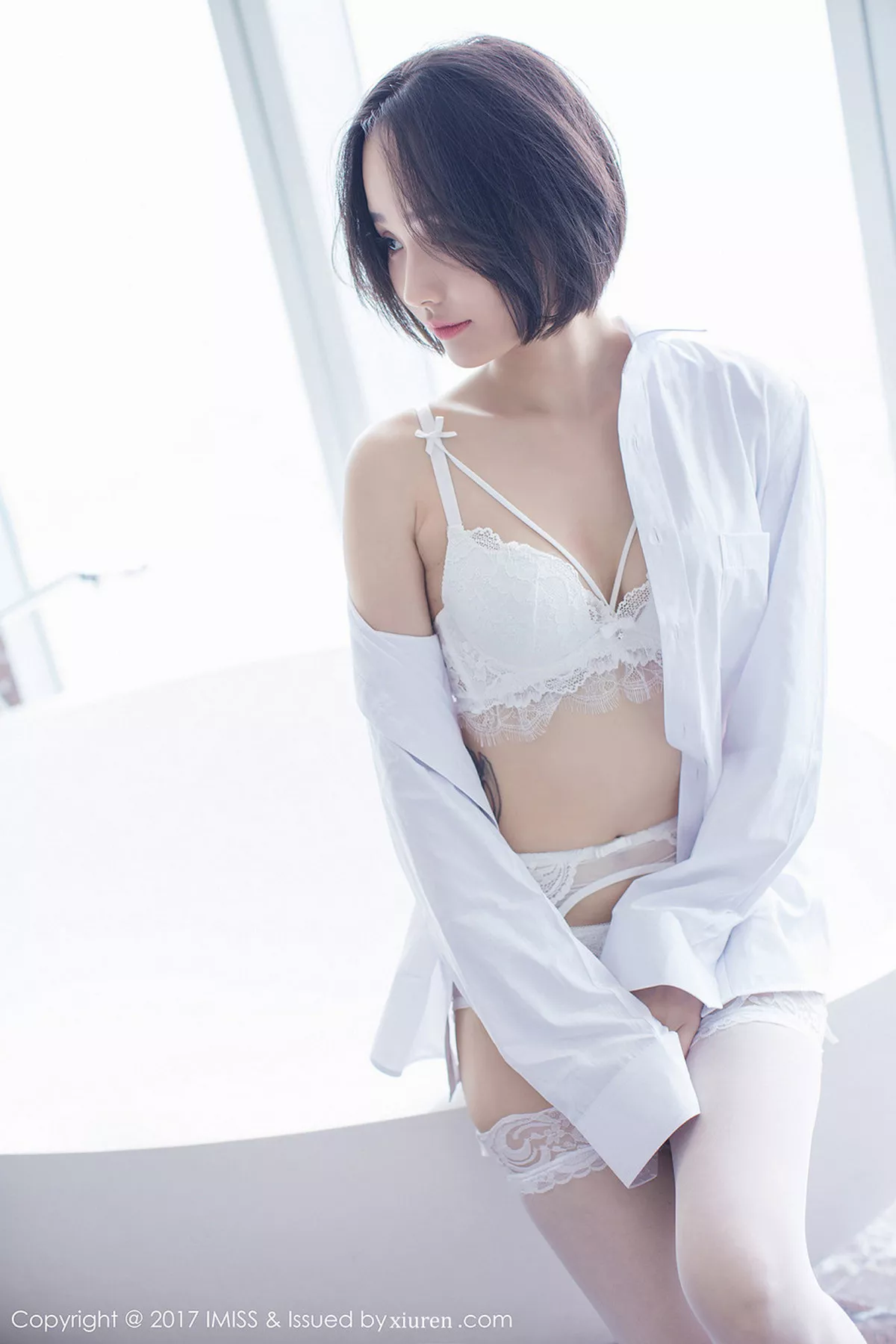 秀人集.com_[IMISS爱蜜社]Vol.178_模特Livia清爽蓝色衬衣+白色蕾丝腿袜秀完美身材性感写真49P