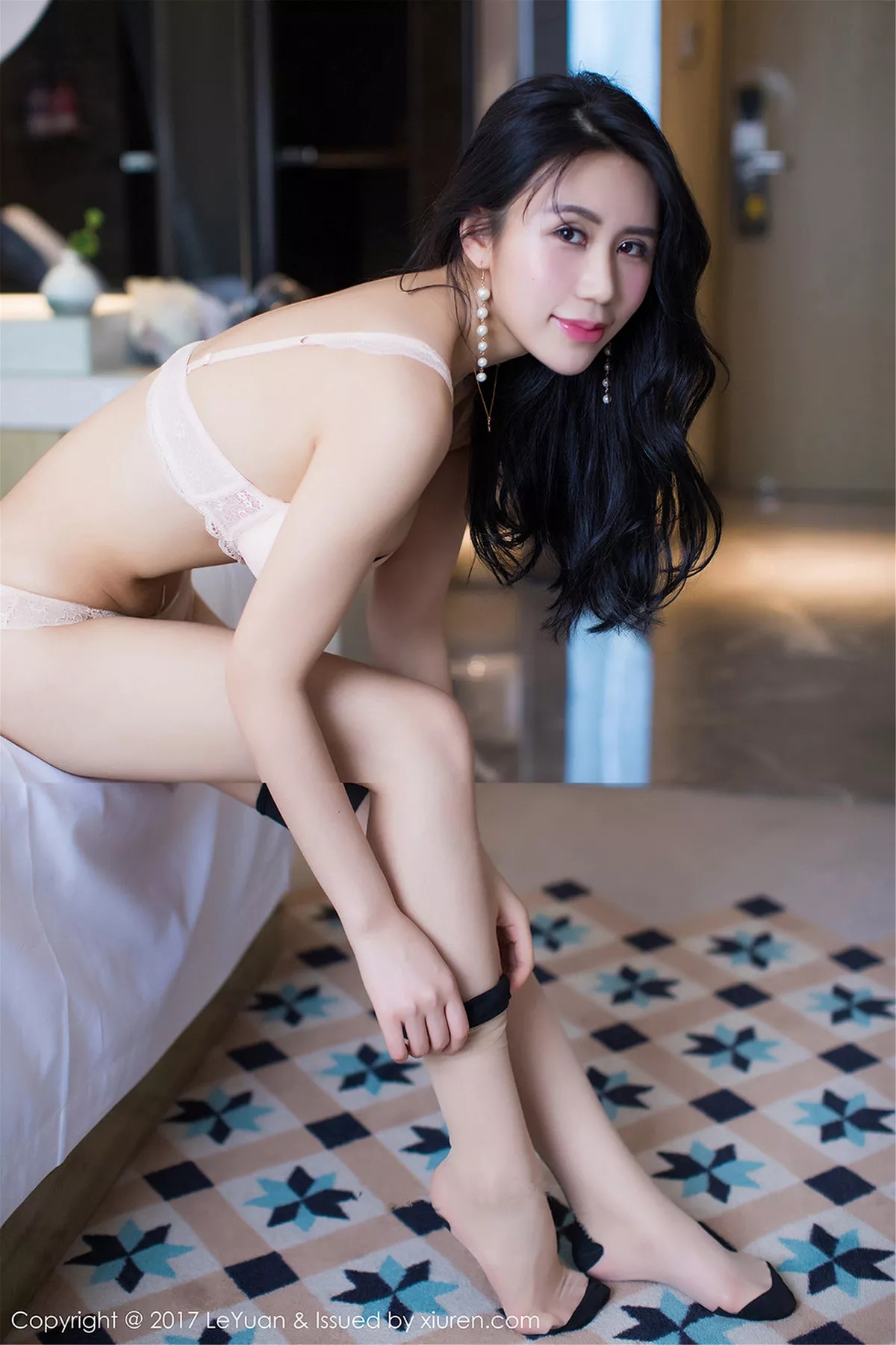 秀人集.com_[LeYuan星乐园]Vol.042_嫩模紫棋粉色内衣秀豪乳翘臀高挑身材性感丝袜美腿写真51P