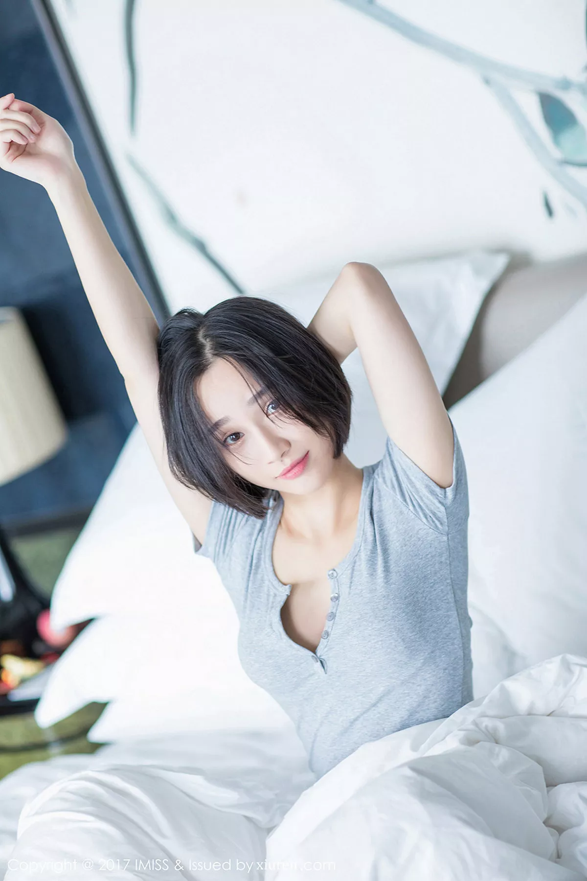 秀人集.com_[IMISS爱蜜社]Vol.178_模特Livia清爽蓝色衬衣+白色蕾丝腿袜秀完美身材性感写真49P