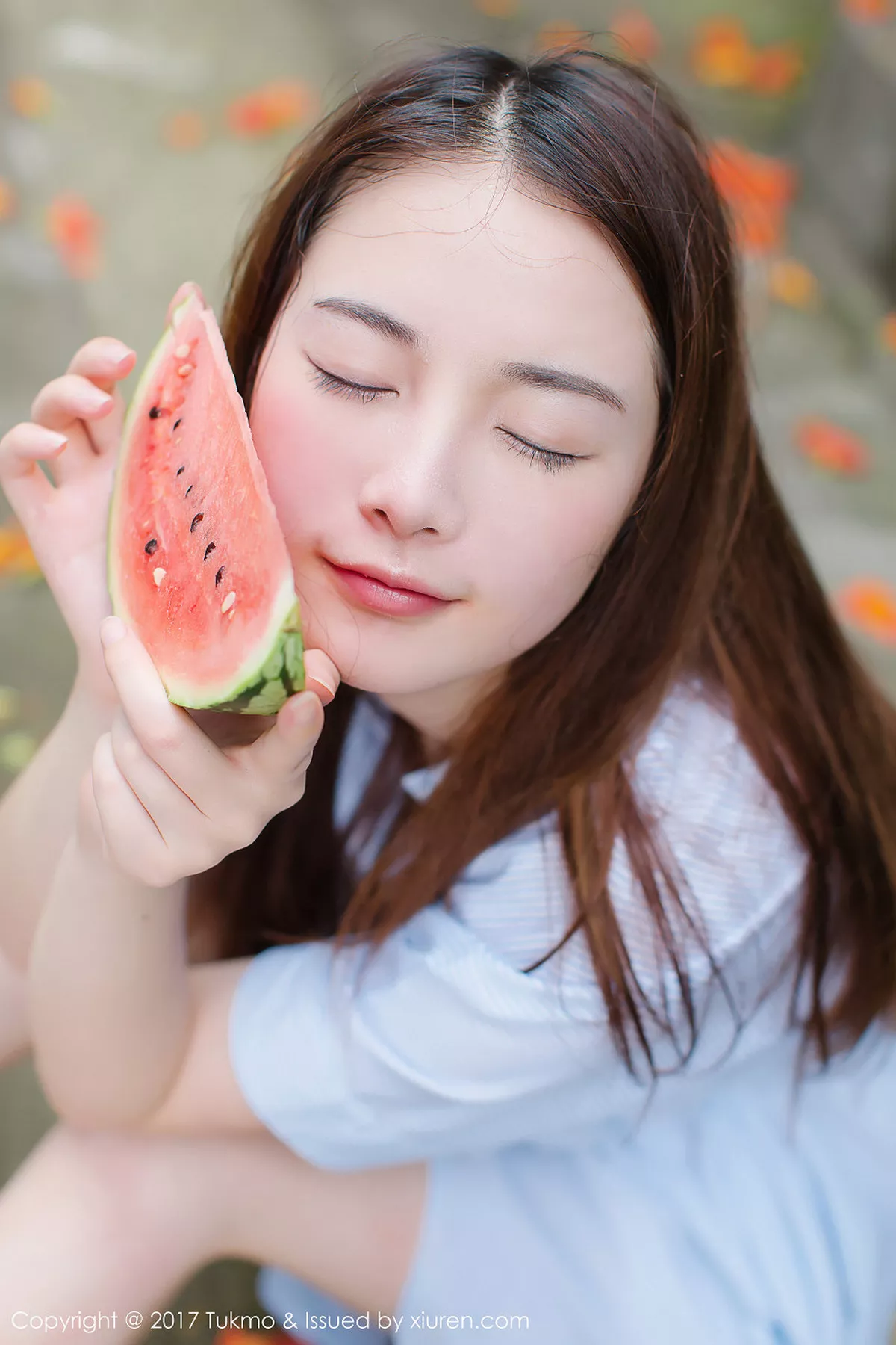 秀人集.com_[Tukmo兔几盟]Vol.099_新人妹子绵绵户外清爽连身裙西瓜外拍阳光甜美写真40P