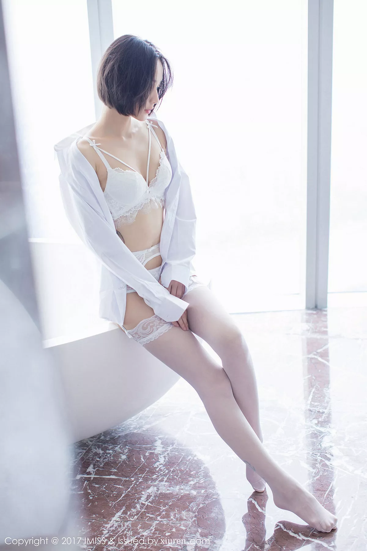 秀人集.com_[IMISS爱蜜社]Vol.178_模特Livia清爽蓝色衬衣+白色蕾丝腿袜秀完美身材性感写真49P