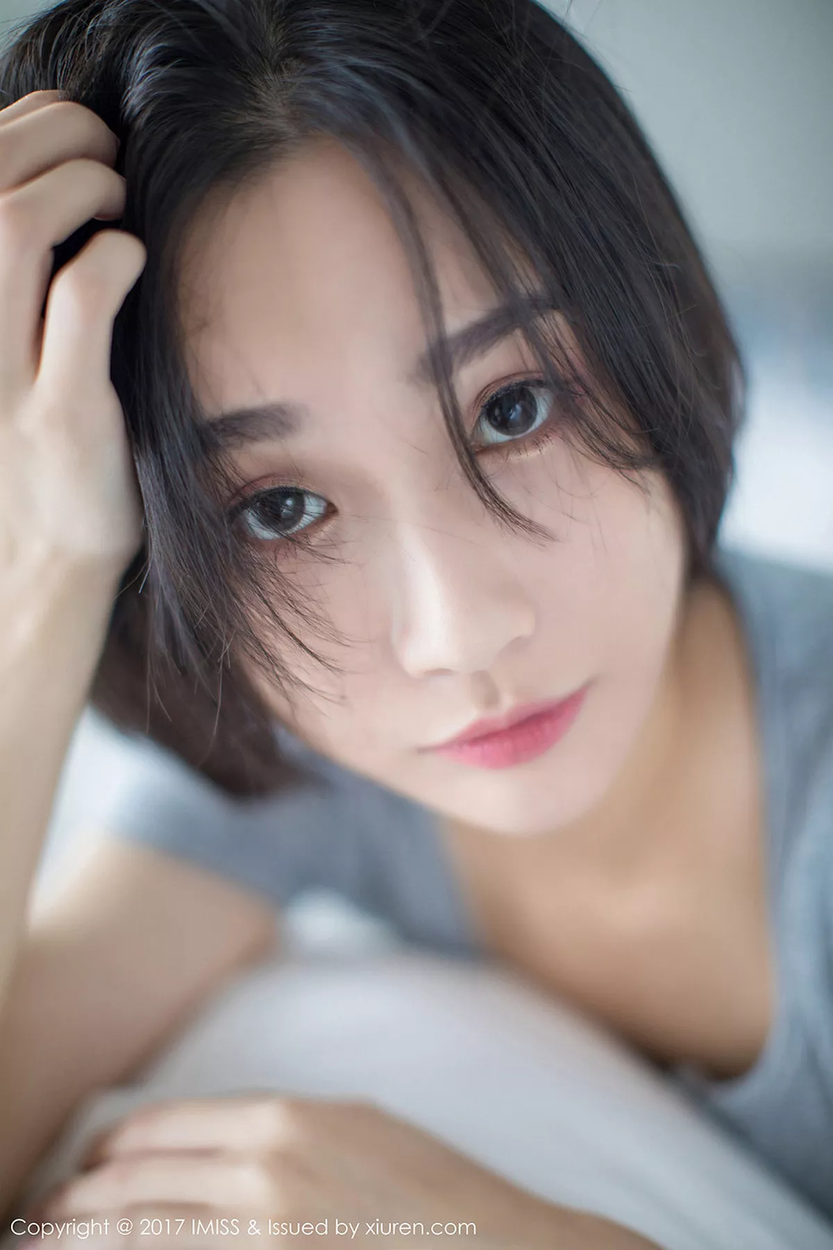 秀人集.com_[IMISS爱蜜社]Vol.178_模特Livia清爽蓝色衬衣+白色蕾丝腿袜秀完美身材性感写真49P