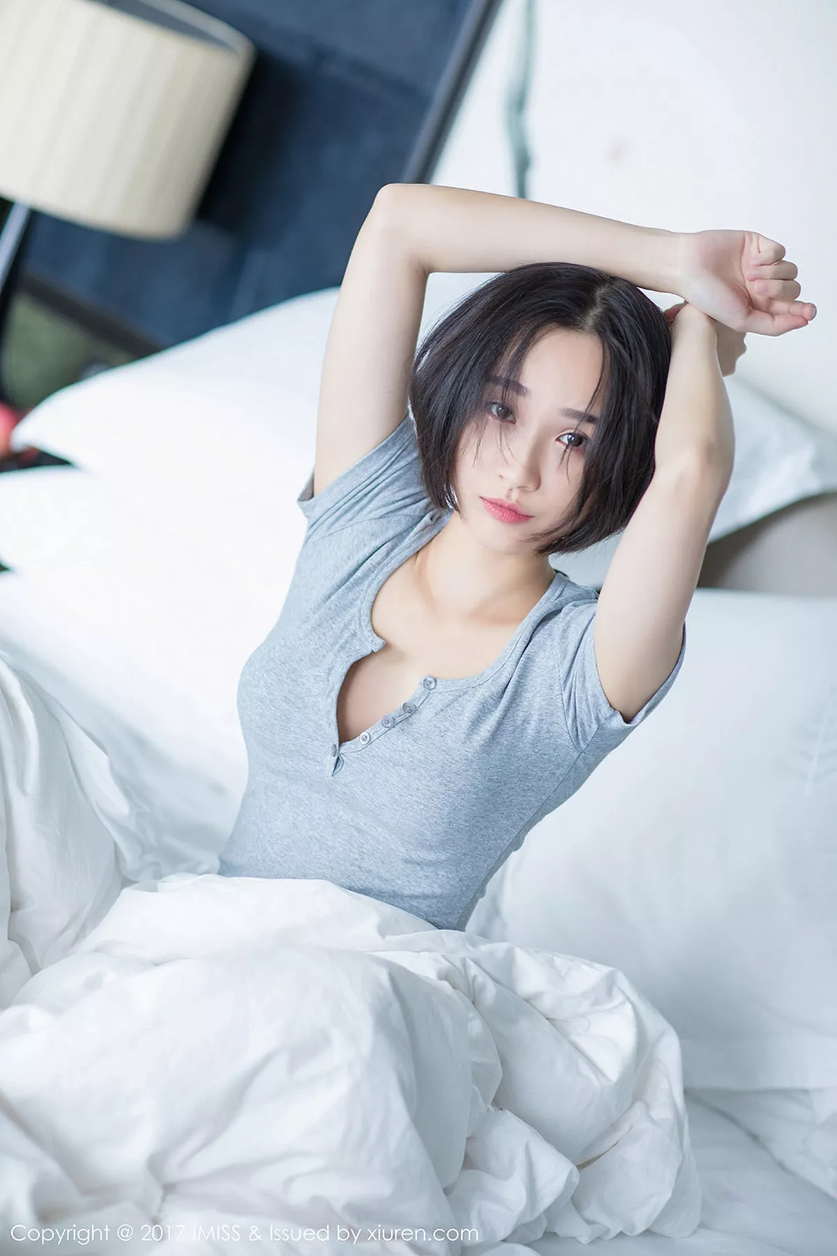 秀人集.com_[IMISS爱蜜社]Vol.178_模特Livia清爽蓝色衬衣+白色蕾丝腿袜秀完美身材性感写真49P