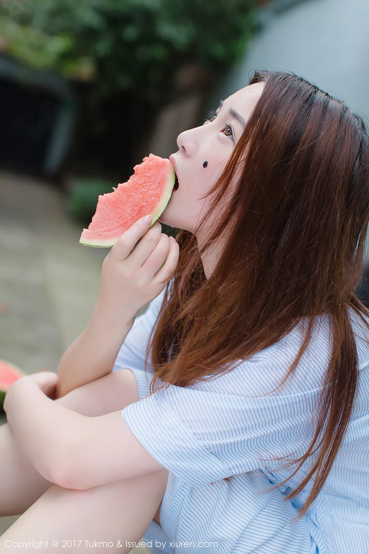 秀人集.com_[Tukmo兔几盟]Vol.099_新人妹子绵绵户外清爽连身裙西瓜外拍阳光甜美写真40P