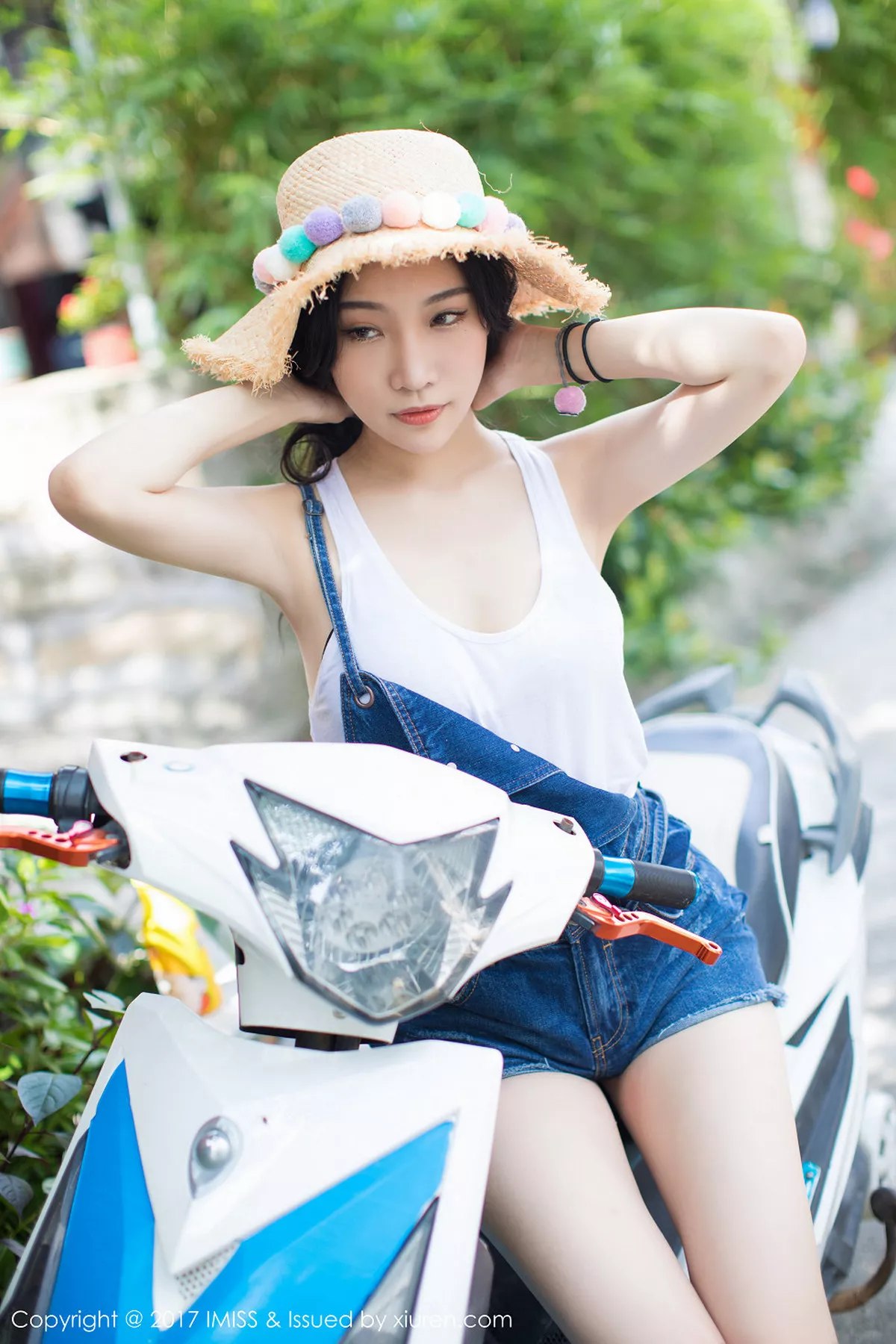 秀人集.com_[IMISS爱蜜社]Vol.180_嫩模小狐狸Sica户外牛仔短裤系列秀完美身材清新迷人写真46P