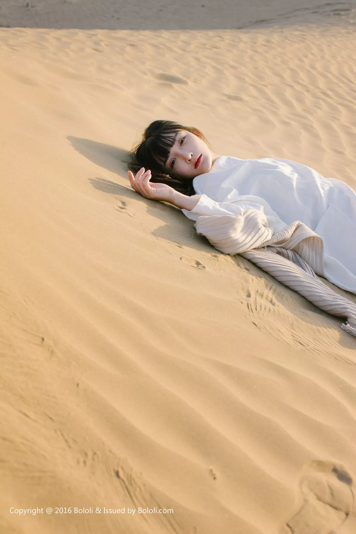 秀人集.com_[Tukmo兔几盟]Vol.102_美女主播之应沙漠系列白色连身裙性感披风清新美少女写真40P