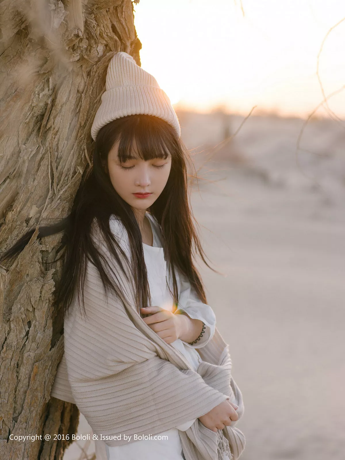 秀人集.com_[Tukmo兔几盟]Vol.102_美女主播之应沙漠系列白色连身裙性感披风清新美少女写真40P